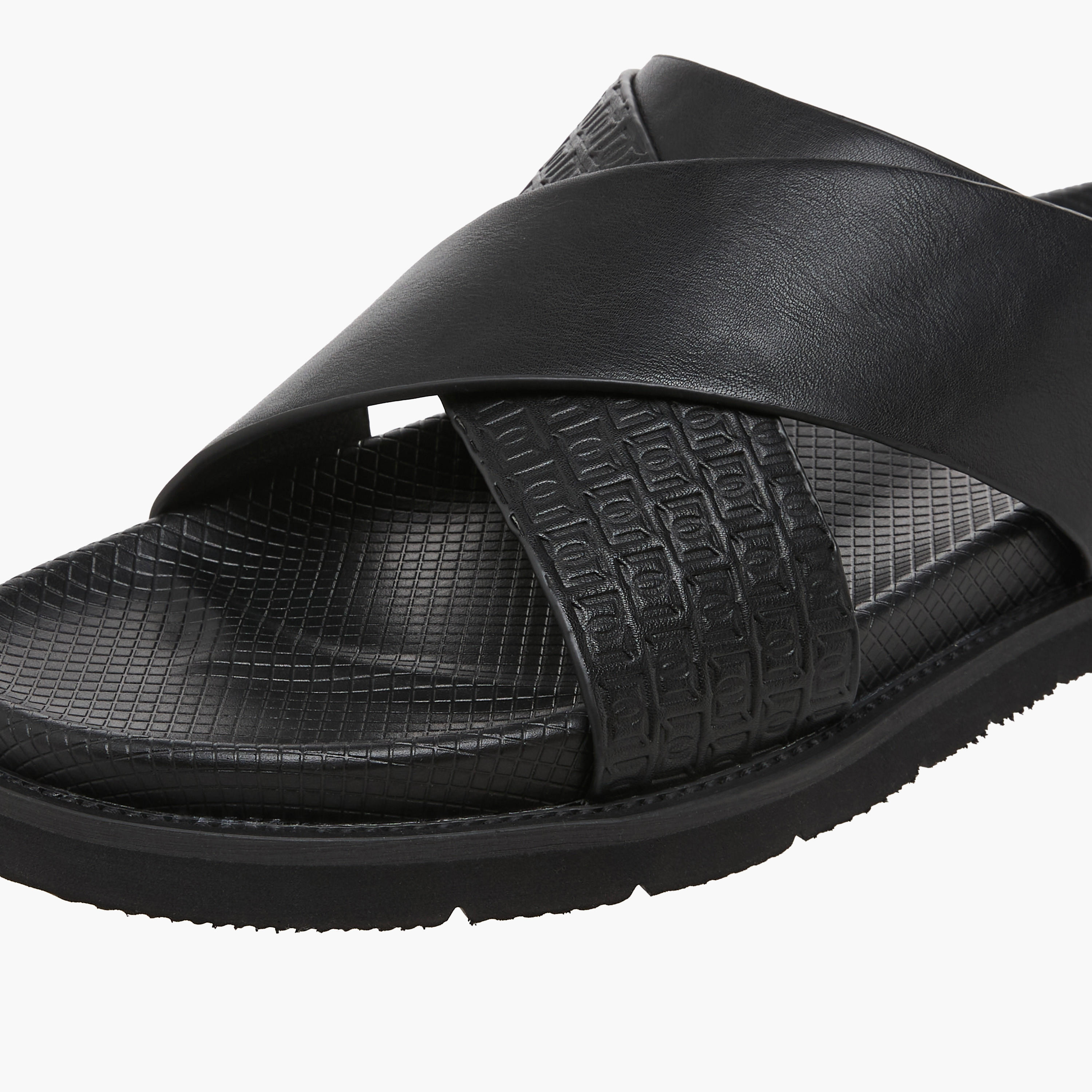صندل مريح بحزام متقاطع مونوجرام بارز الملمس للرجال من دوتشيني-men-shoes-sandals-image-4