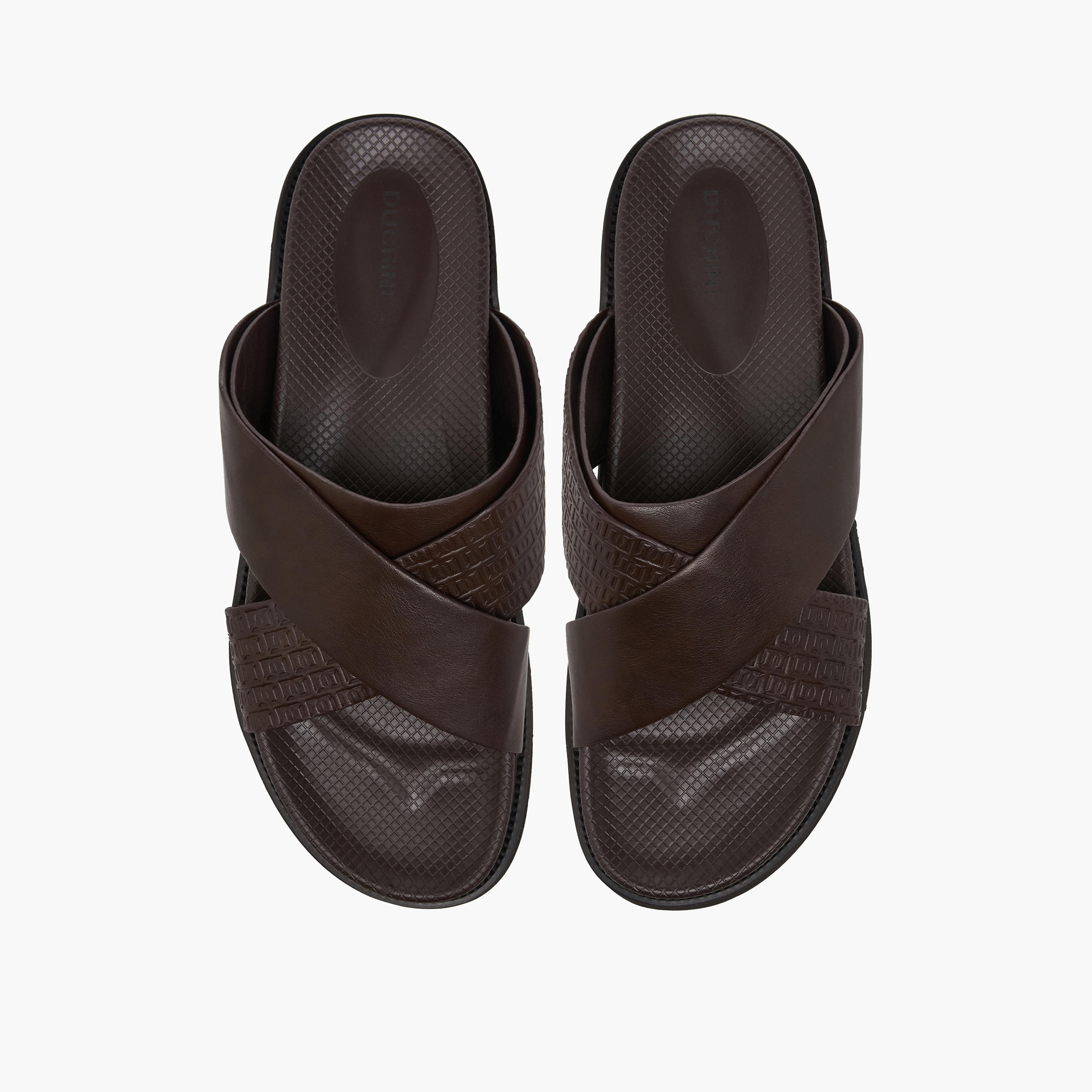 صندل مريح بحزام متقاطع مونوجرام بارز الملمس للرجال من دوتشيني-men-shoes-sandals-image-1