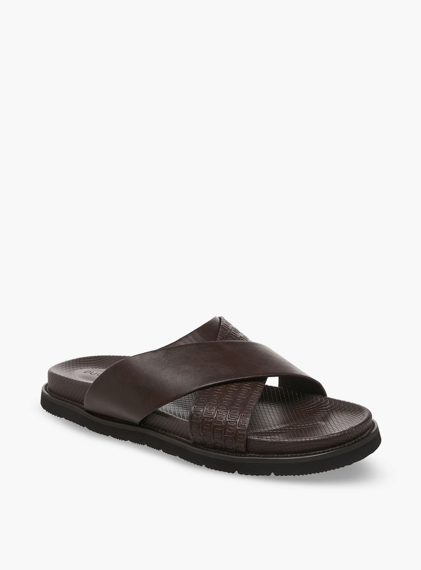 صندل مريح بحزام متقاطع مونوجرام بارز الملمس للرجال من دوتشيني-men-shoes-sandals-image-2