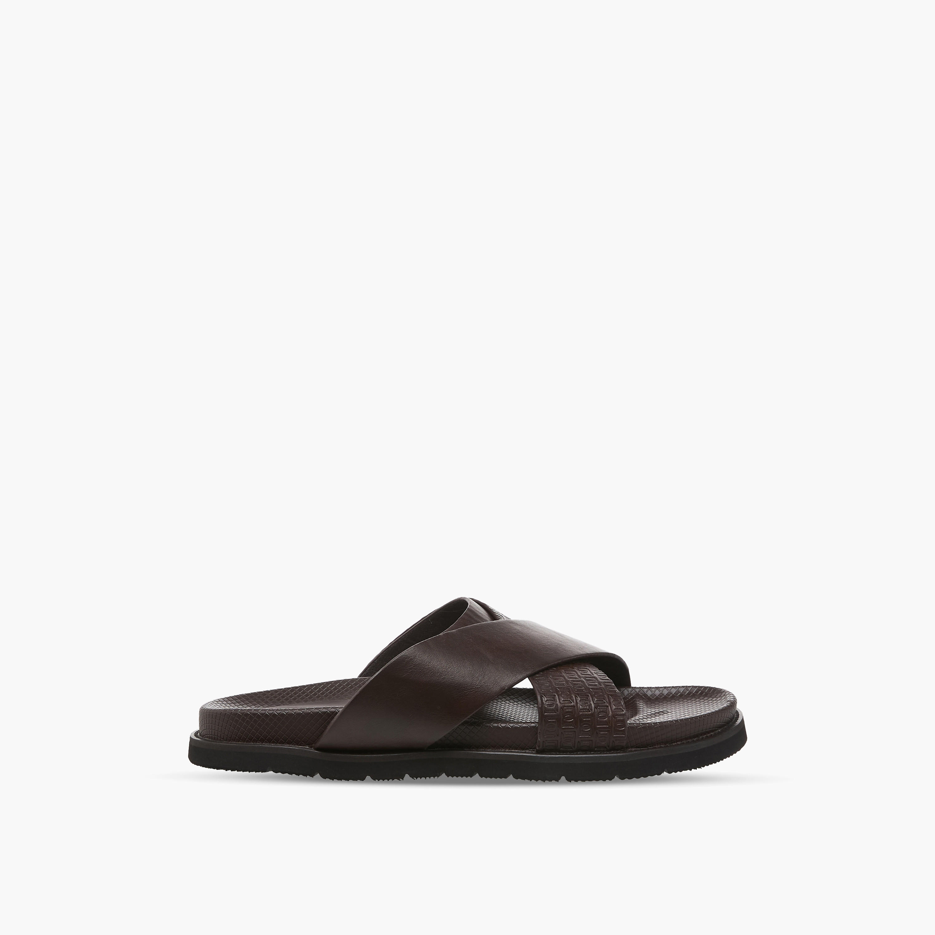 صندل مريح بحزام متقاطع مونوجرام بارز الملمس للرجال من دوتشيني-men-shoes-sandals-image-3