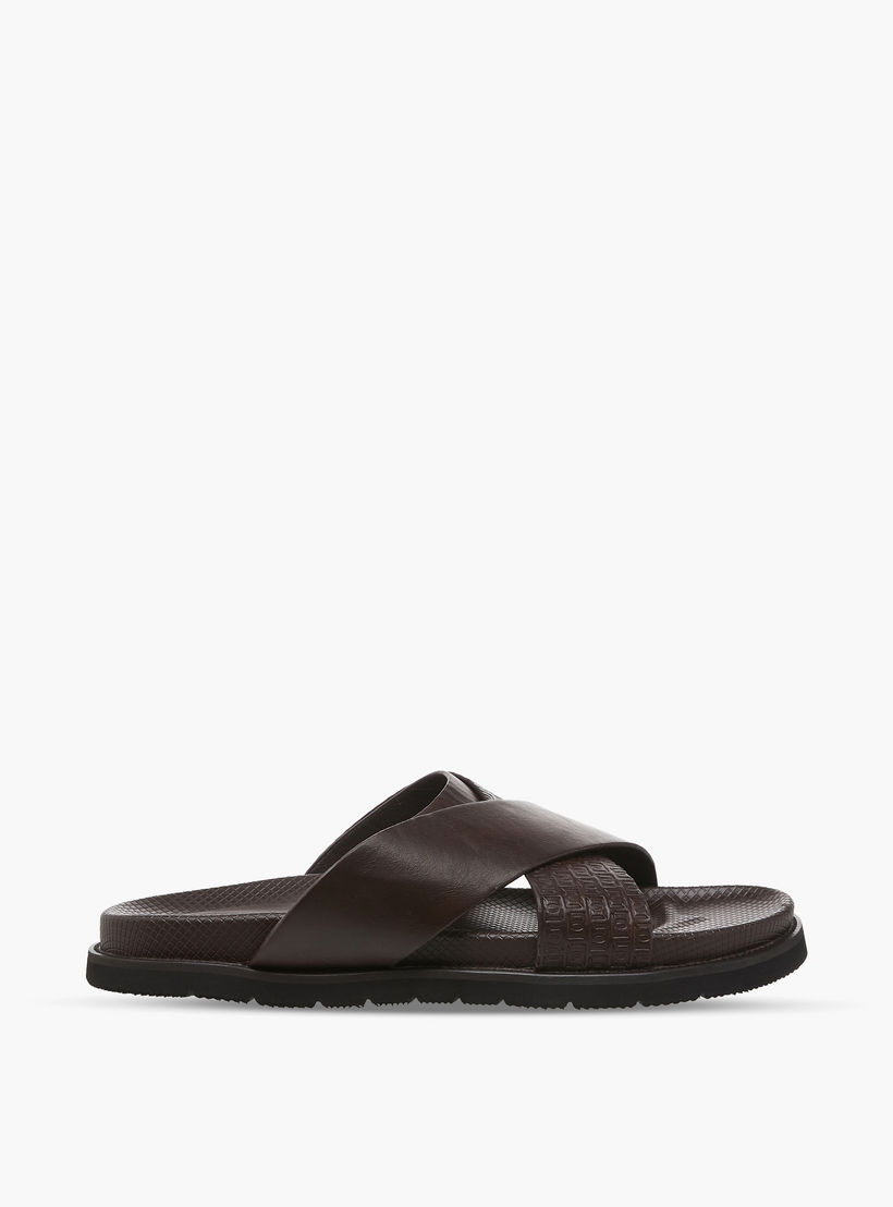 صندل مريح بحزام متقاطع مونوجرام بارز الملمس للرجال من دوتشيني-men-shoes-sandals-image-3