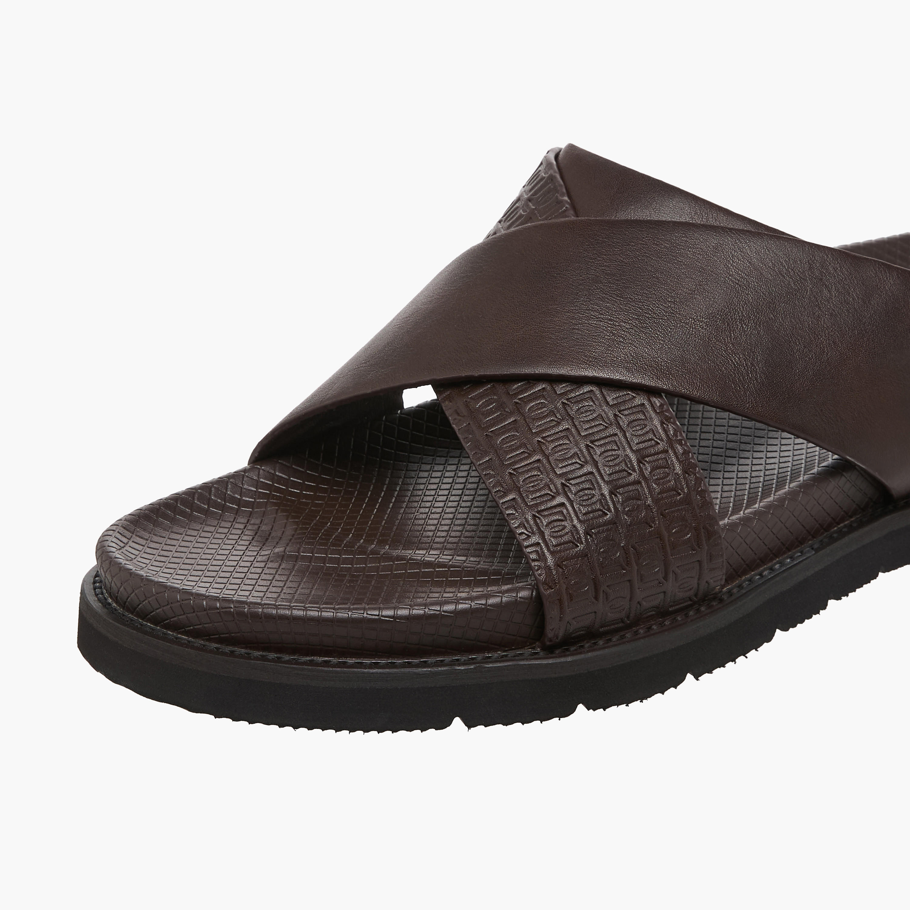 صندل مريح بحزام متقاطع مونوجرام بارز الملمس للرجال من دوتشيني-men-shoes-sandals-image-4