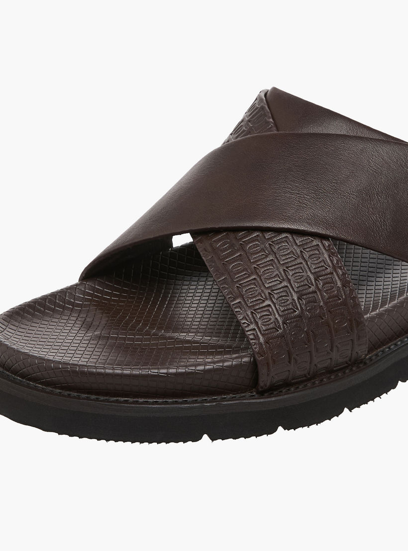صندل مريح بحزام متقاطع مونوجرام بارز الملمس للرجال من دوتشيني-men-shoes-sandals-image-4