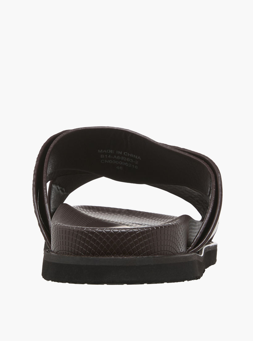صندل مريح بحزام متقاطع مونوجرام بارز الملمس للرجال من دوتشيني-men-shoes-sandals-image-5