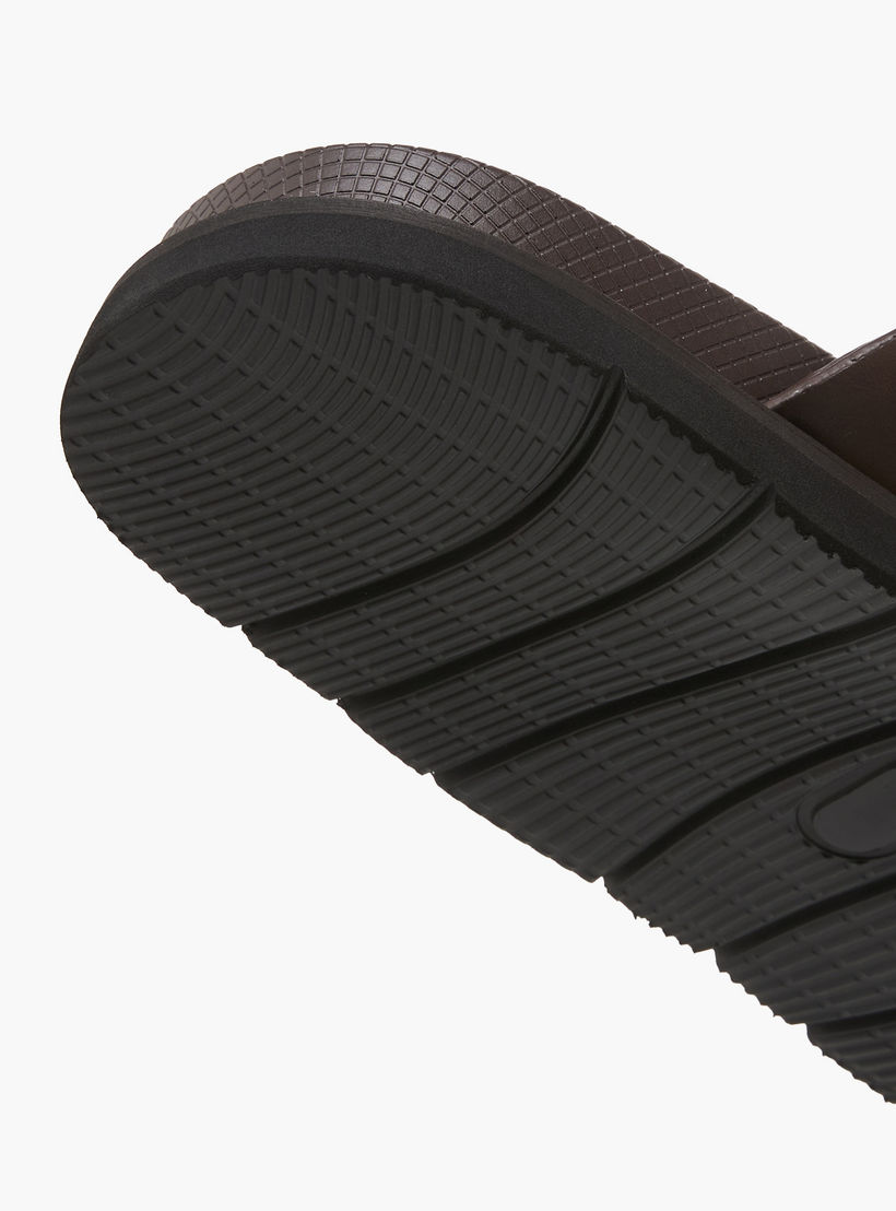 صندل مريح بحزام متقاطع مونوجرام بارز الملمس للرجال من دوتشيني-men-shoes-sandals-image-6
