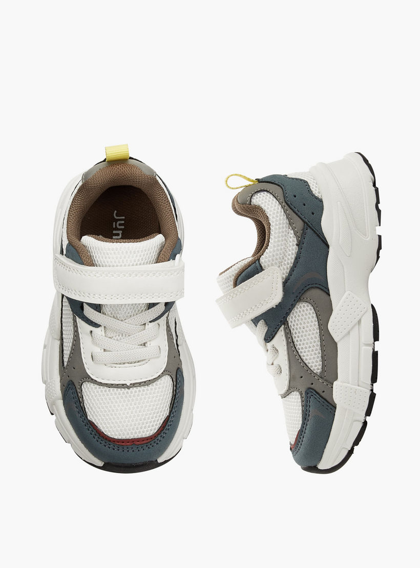 حذاء سنيكرز بشريط إغلاق لاصق للأولاد من جونيورز-boys-shoes-sneakers-image-1