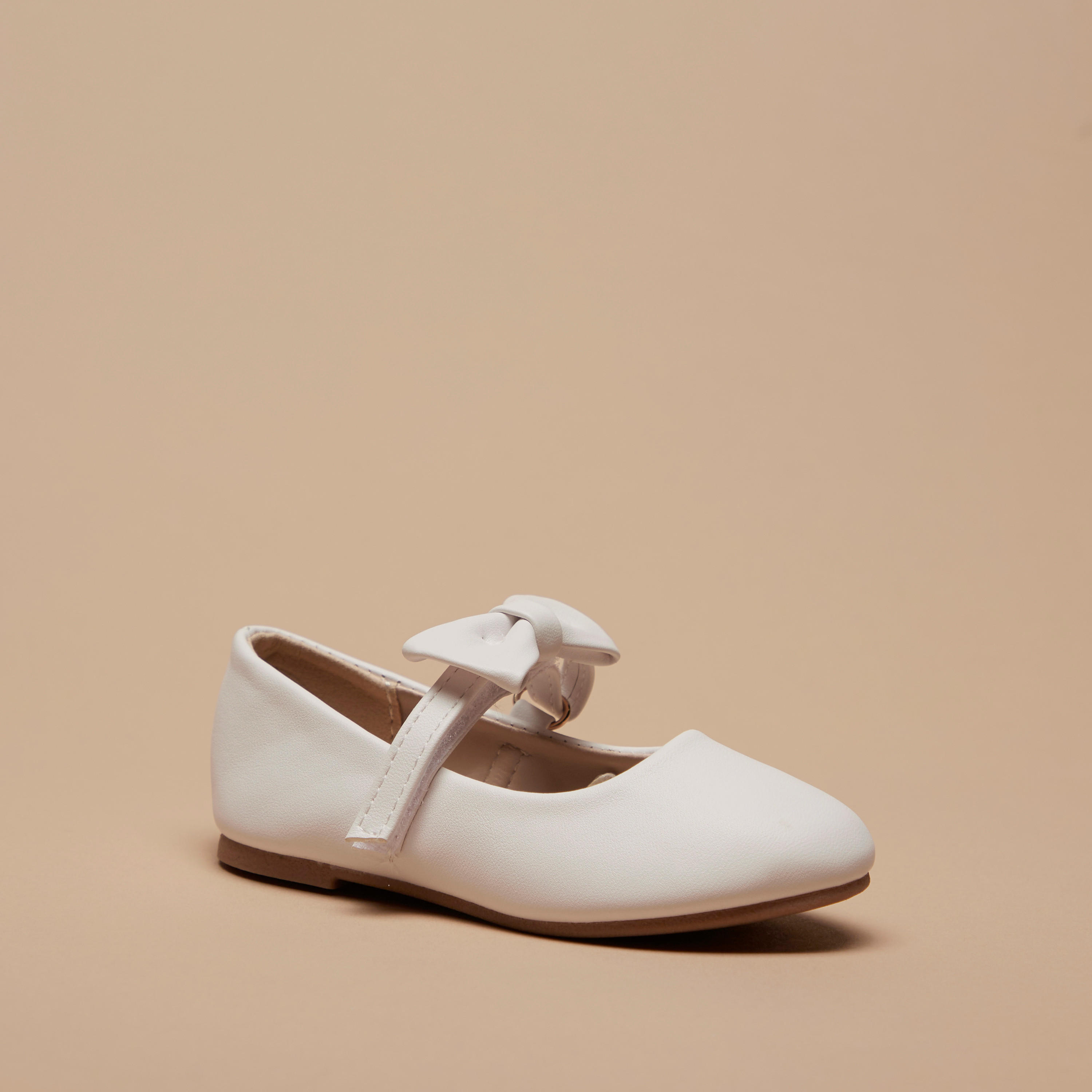 حذاء ماري جين بزينة فيونكة وشريط إغلاق لاصق من فلورا بيلا-girls-shoes-maryjanes-image-1