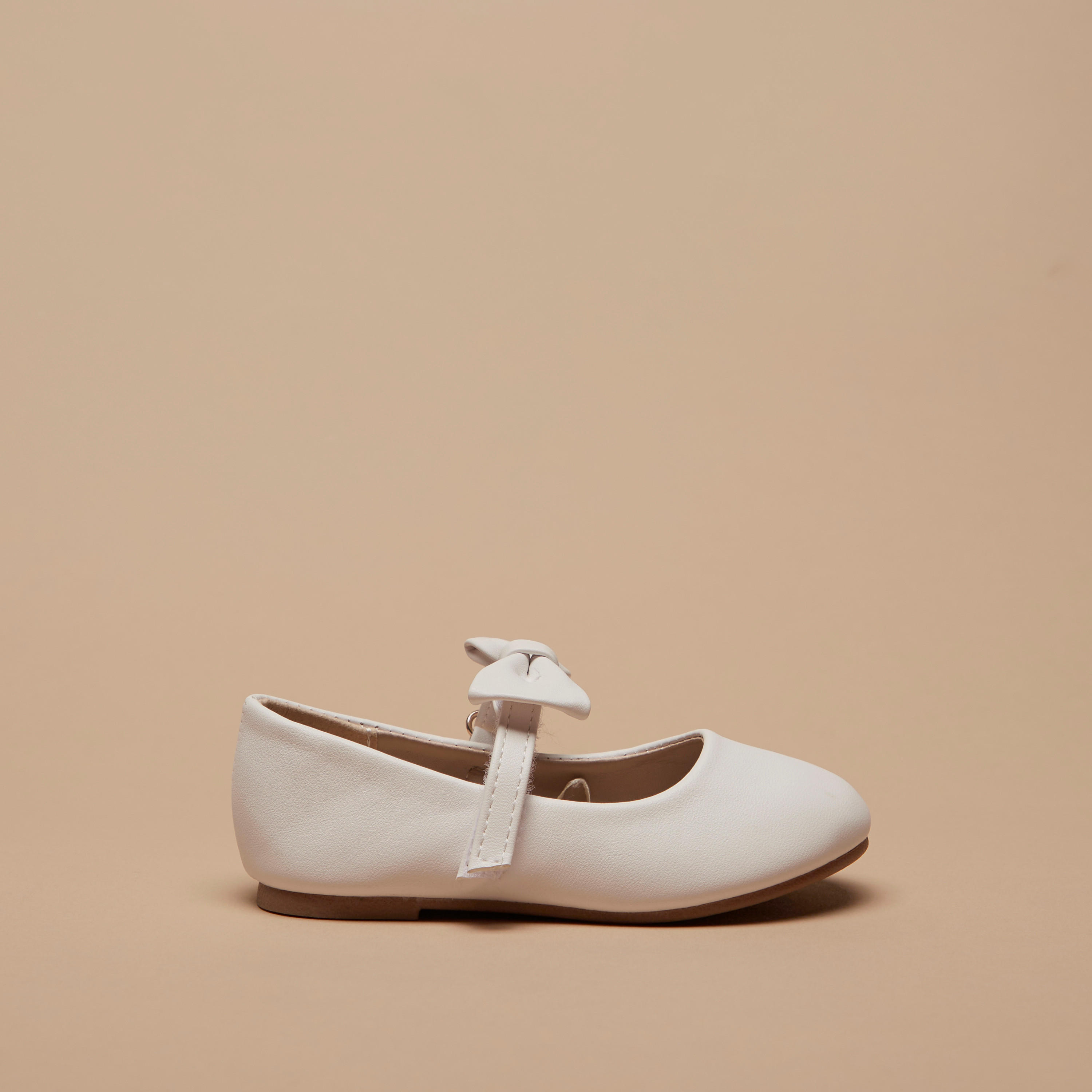 حذاء ماري جين بزينة فيونكة وشريط إغلاق لاصق من فلورا بيلا-girls-shoes-maryjanes-image-3