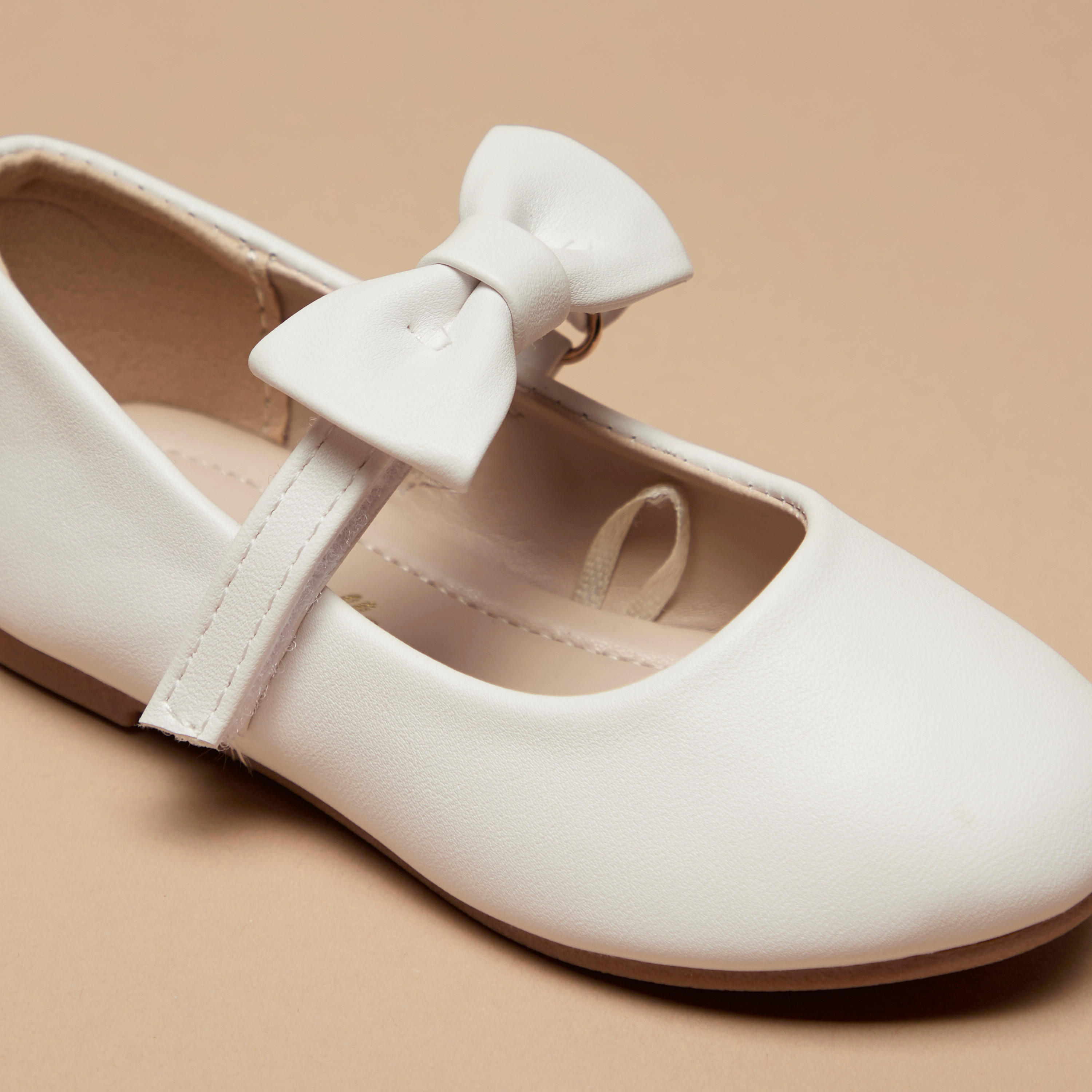 حذاء ماري جين بزينة فيونكة وشريط إغلاق لاصق من فلورا بيلا-girls-shoes-maryjanes-image-4