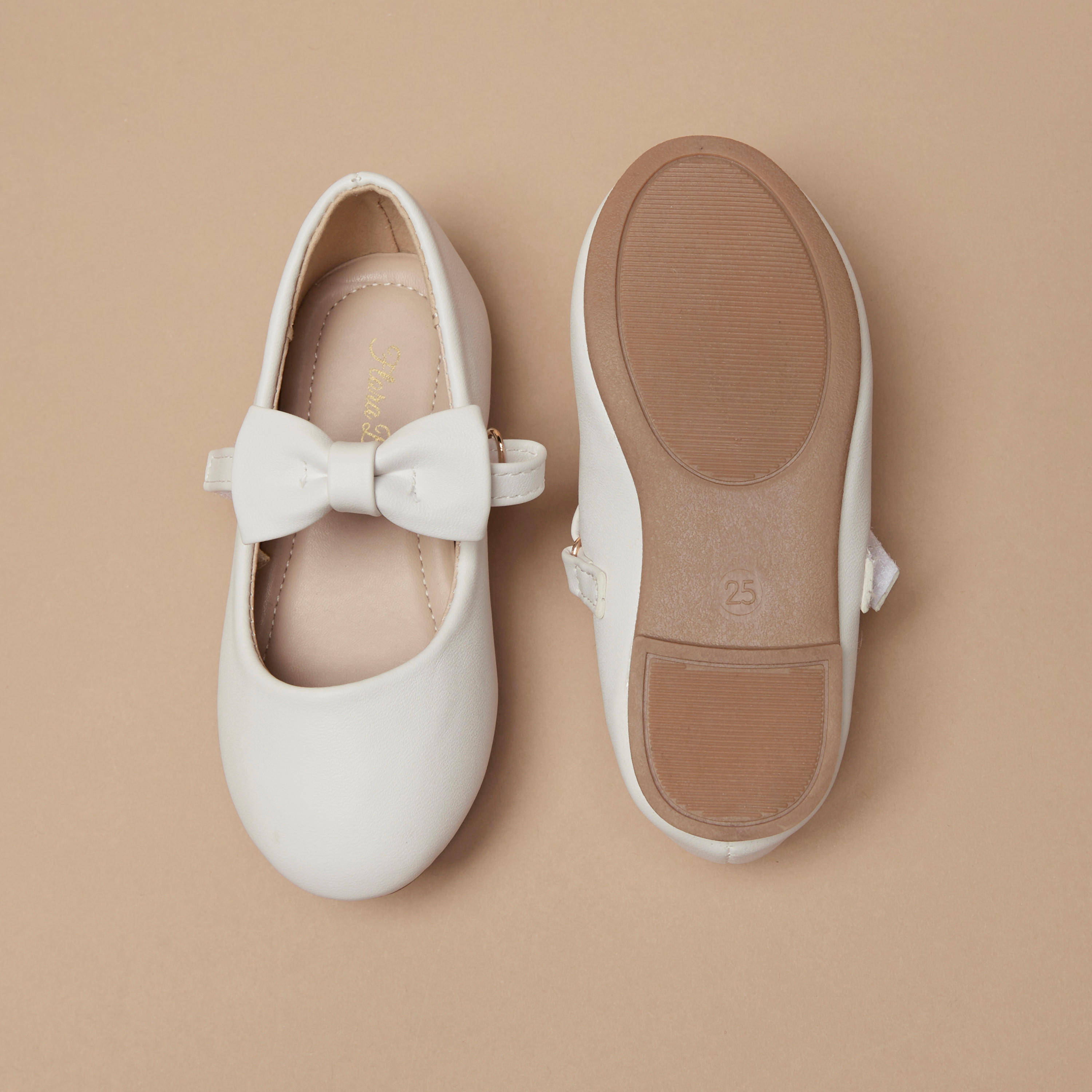 حذاء ماري جين بزينة فيونكة وشريط إغلاق لاصق من فلورا بيلا-girls-shoes-maryjanes-image-5