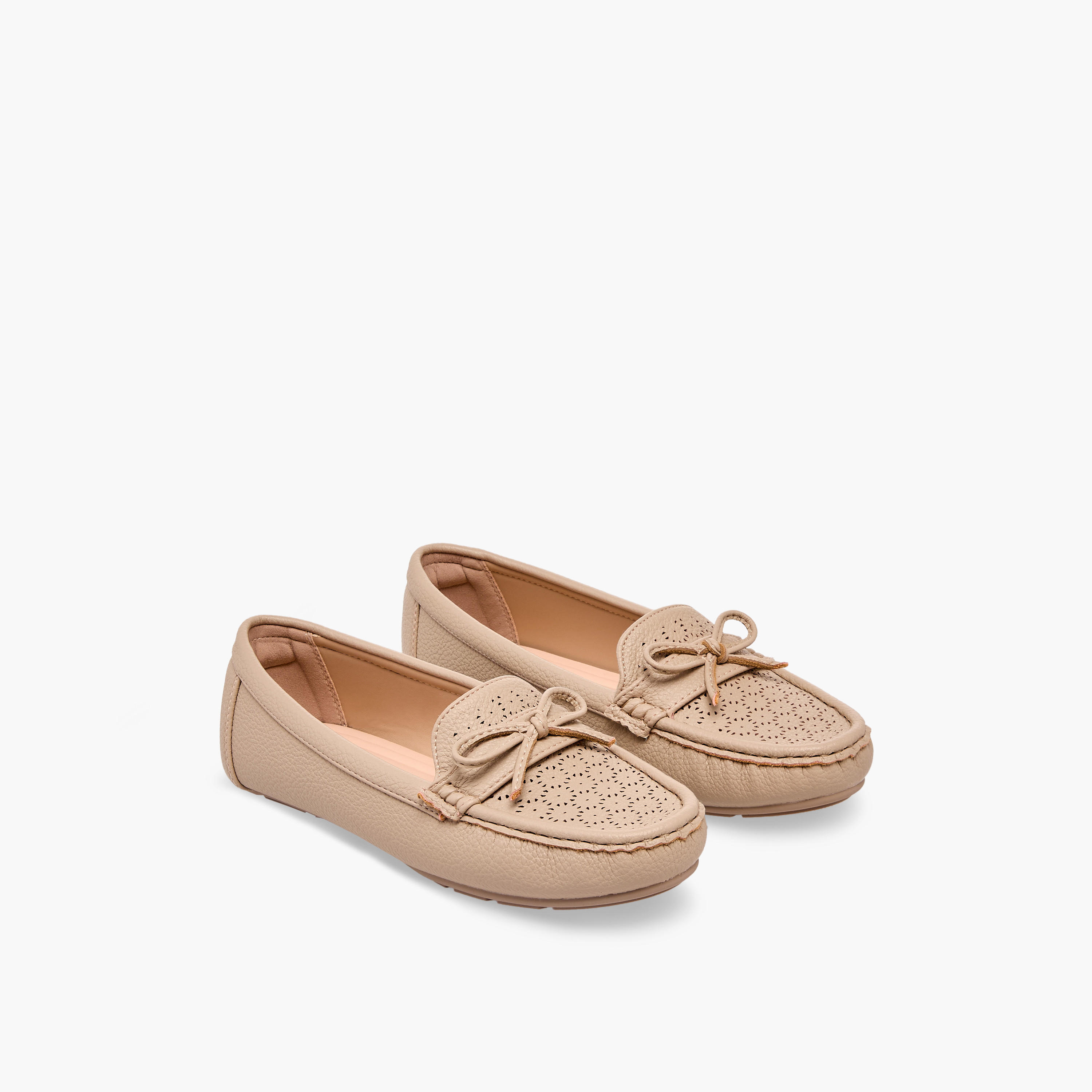 حذاء موكاسين نسائي مريح بتفاصيل مفرغة راقية من لو كونفورت-women-shoes-loafersandmoccasins-image-1