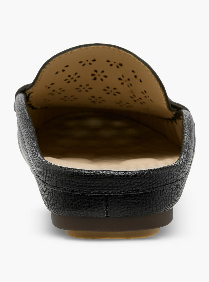 حذاء ميول سهل الارتداء بتفاصيل مثقبة للنساء من لو كونفورت-women-shoes-flats-mules-image-5