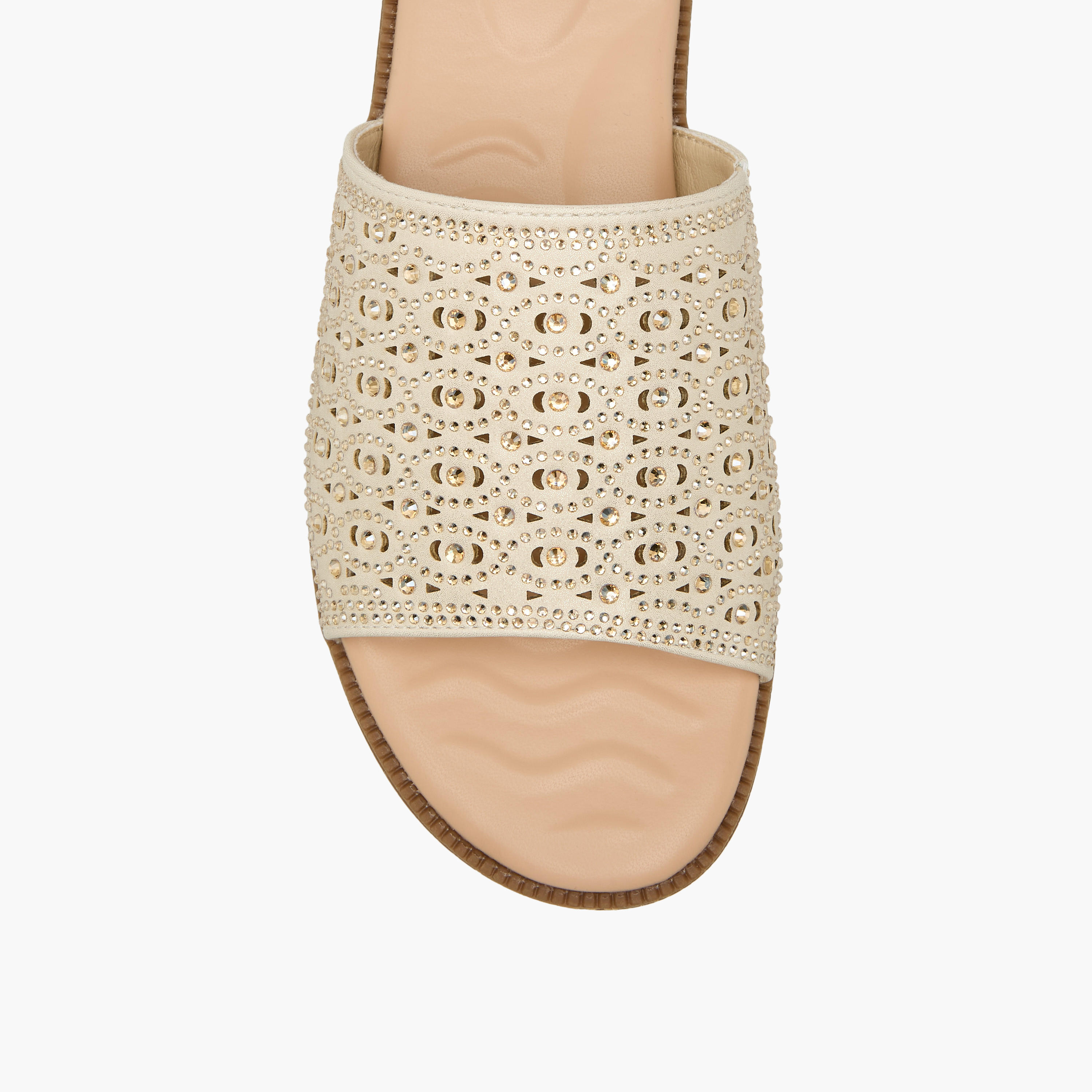 صندل مزين ومثقب سهل الارتداء للنساء من لو كونفورت-women-shoes-flats-sandals-image-4
