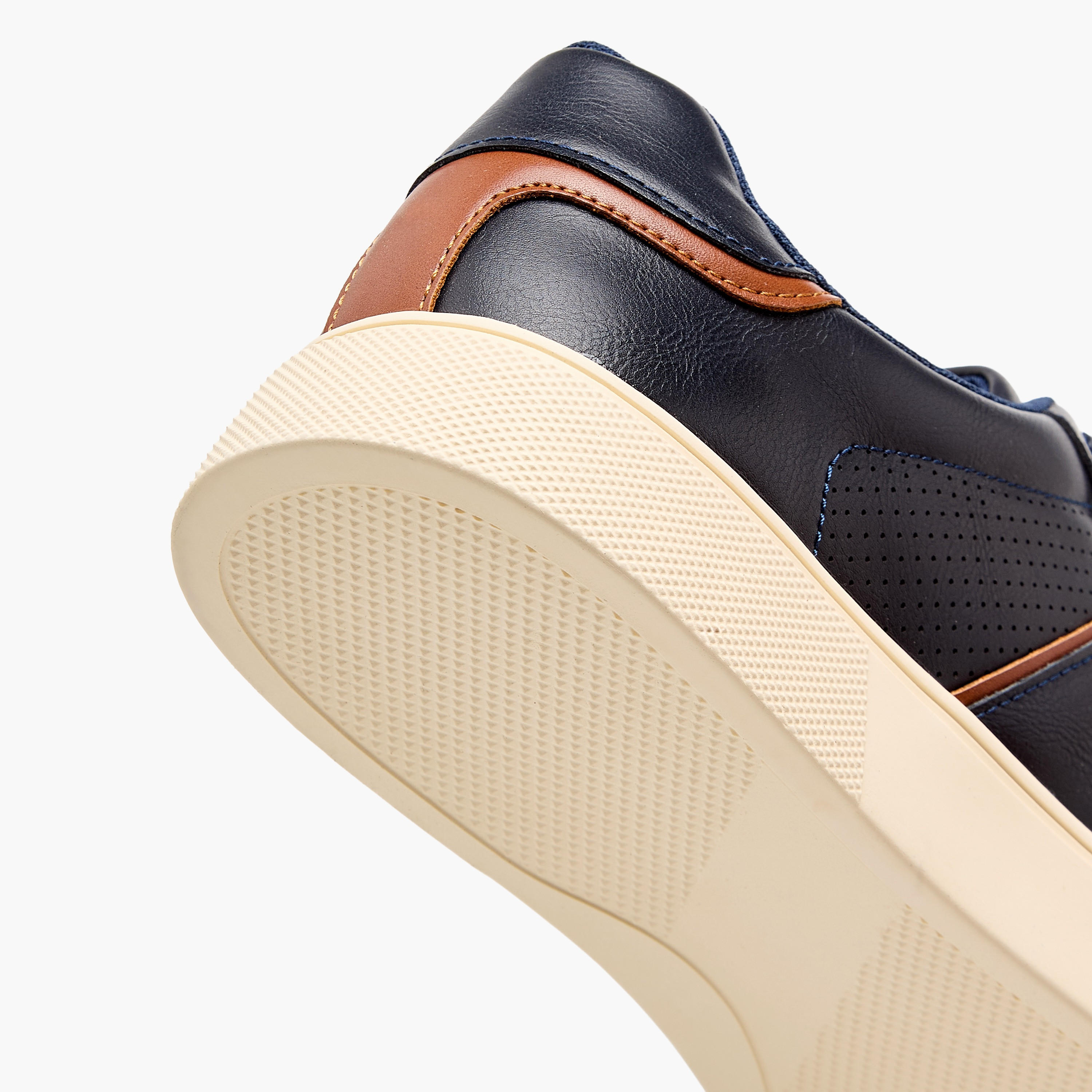 حذاء سنيكرز برباط إغلاق للرجال من إل بي إل من شو إكسبريس-men-shoes-sneakers-image-8