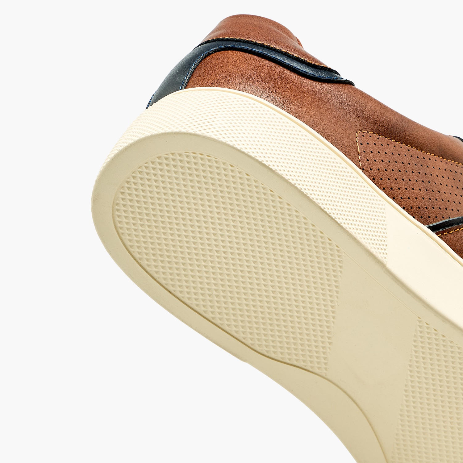 حذاء سنيكرز برباط إغلاق للرجال من إل بي إل من شو إكسبريس-men-shoes-sneakers-image-4