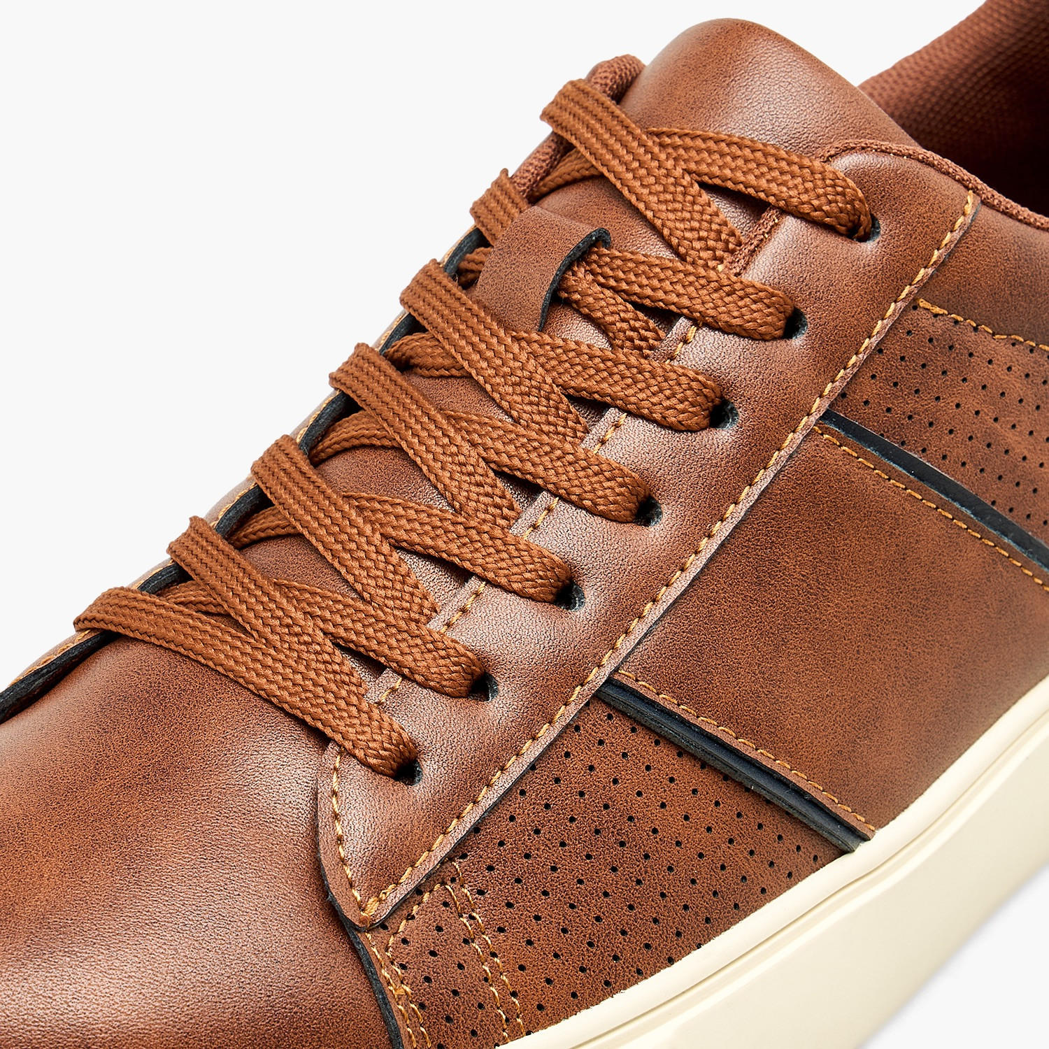 حذاء سنيكرز برباط إغلاق للرجال من إل بي إل من شو إكسبريس-men-shoes-sneakers-image-5