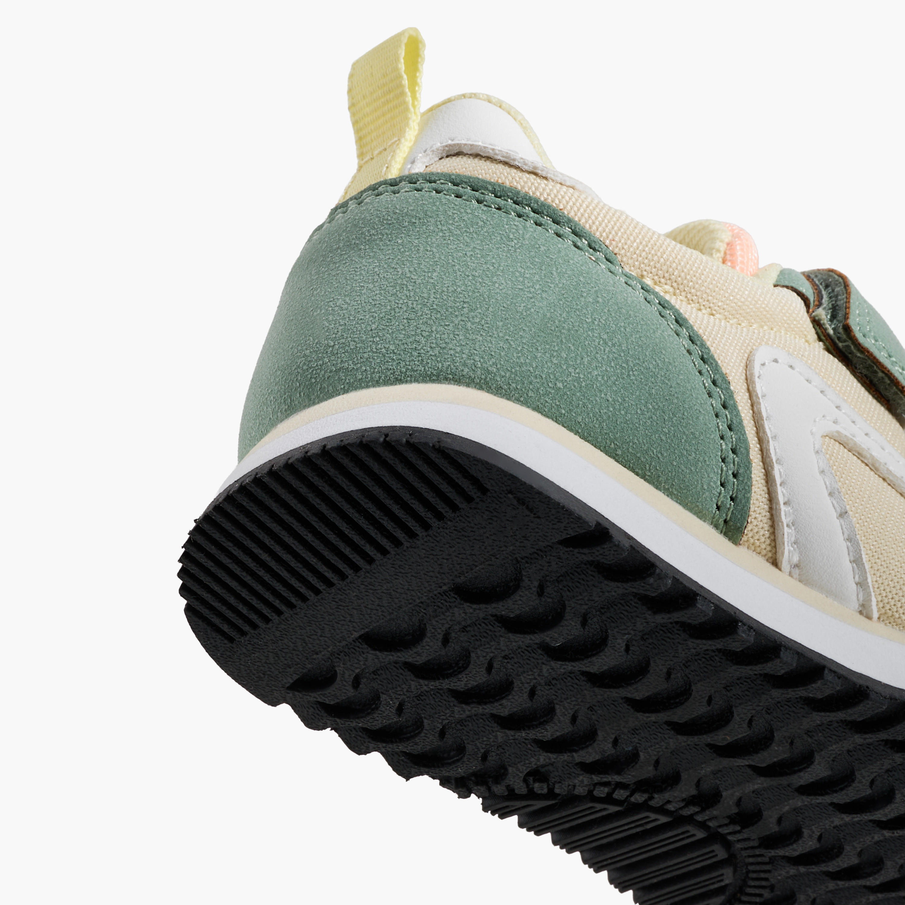 حذاء سنيكرز بشريط إغلاق لاصق للبنات من جونيورز-girls-shoes-sneakers-image-5
