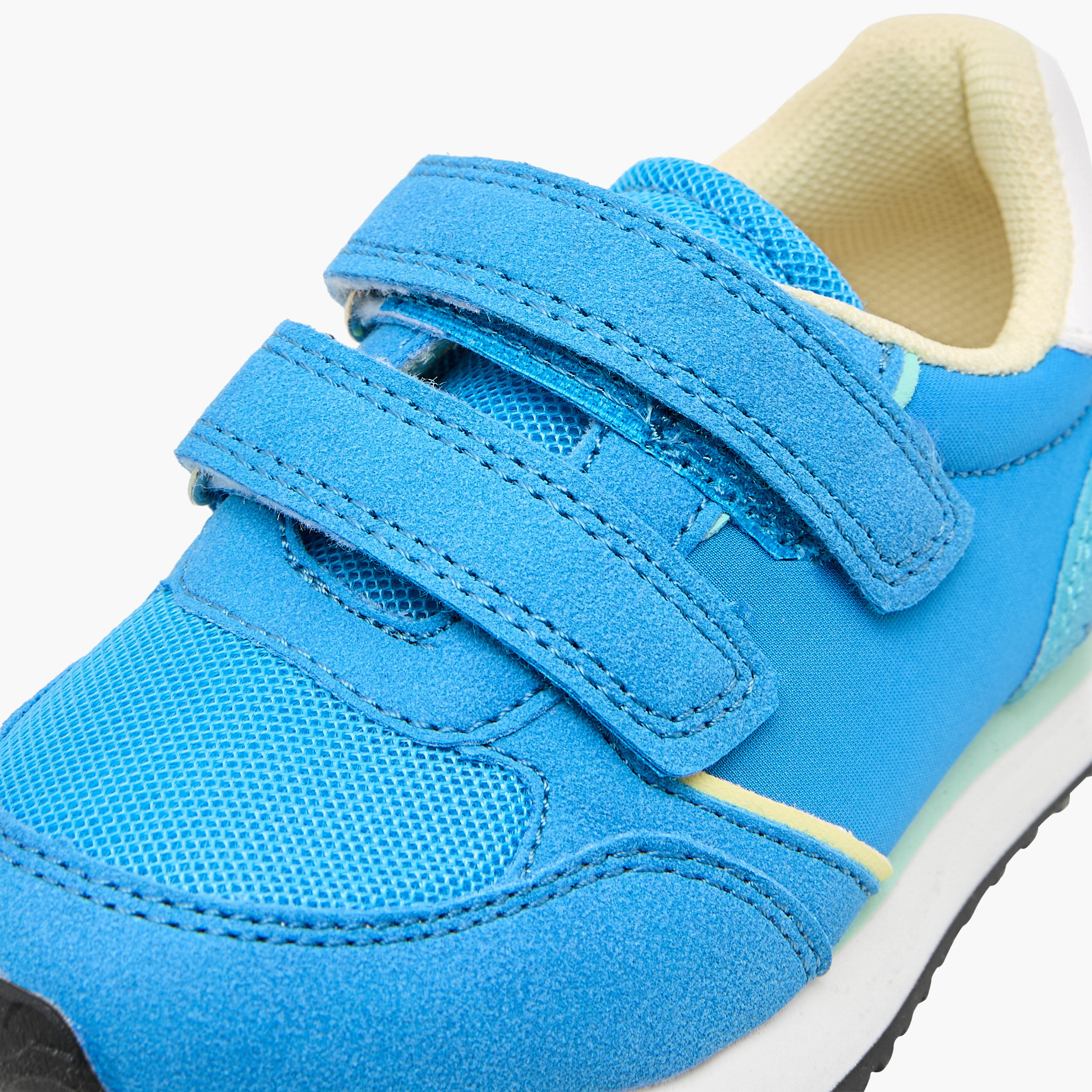 حذاء سنيكرز بشريط إغلاق لاصق للأولاد من جونيورز-boys-shoes-sneakers-image-4