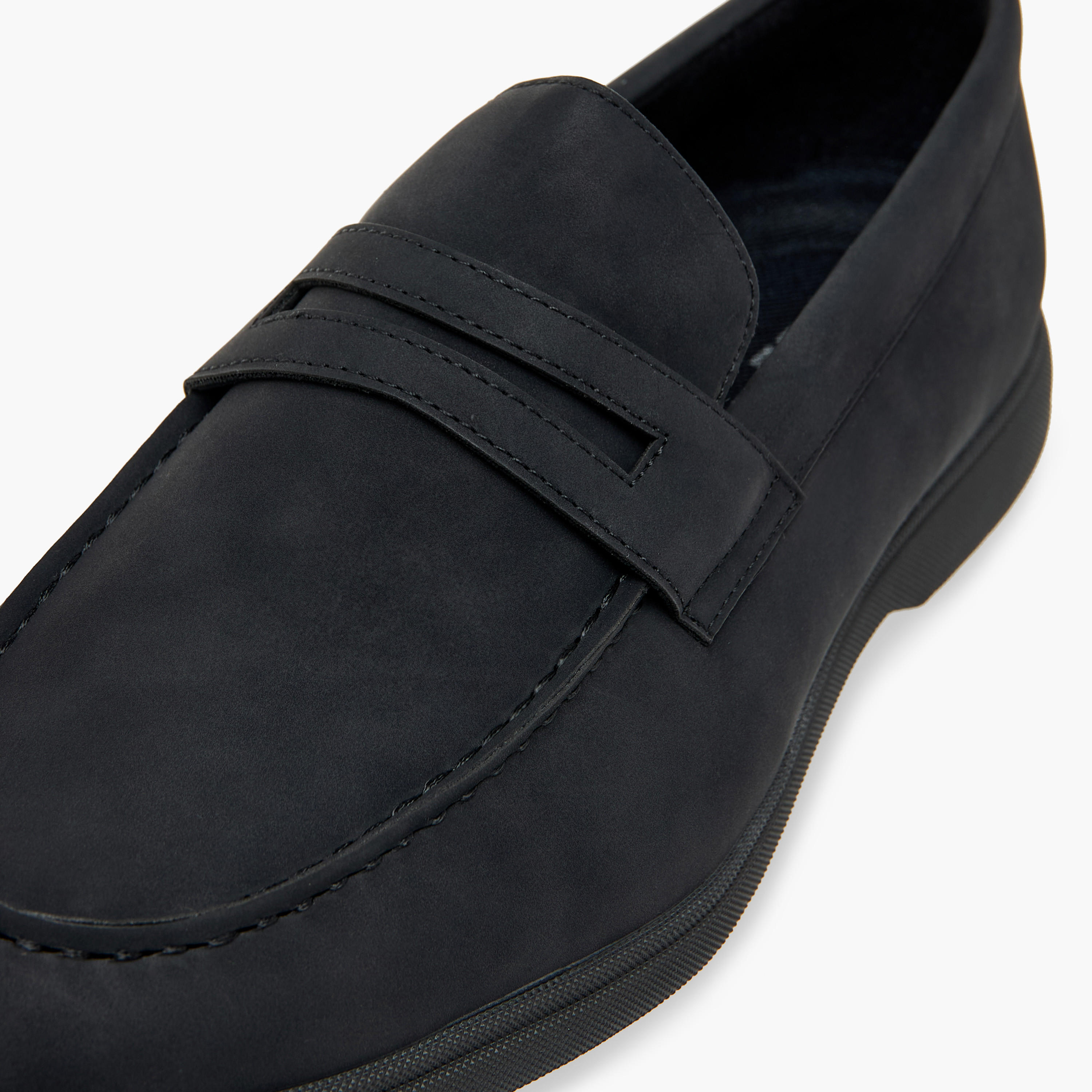 حذاء خفيف سهل الارتداء بتفاصيل مفرّغة من إل بي إل من شوإكسبريس-men-shoes-loafersandmoccasins-image-4