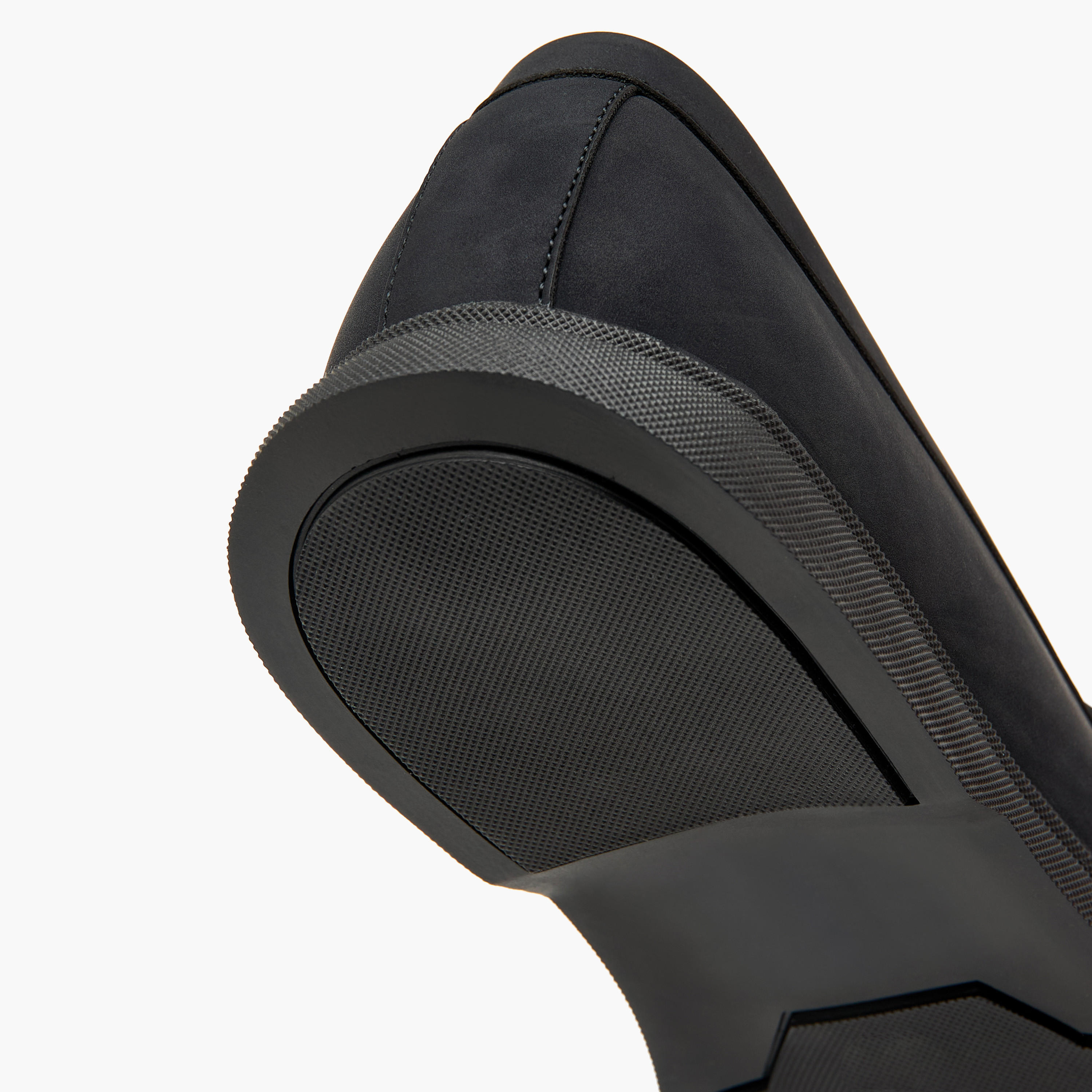حذاء خفيف سهل الارتداء بتفاصيل مفرّغة من إل بي إل من شوإكسبريس-men-shoes-loafersandmoccasins-image-5