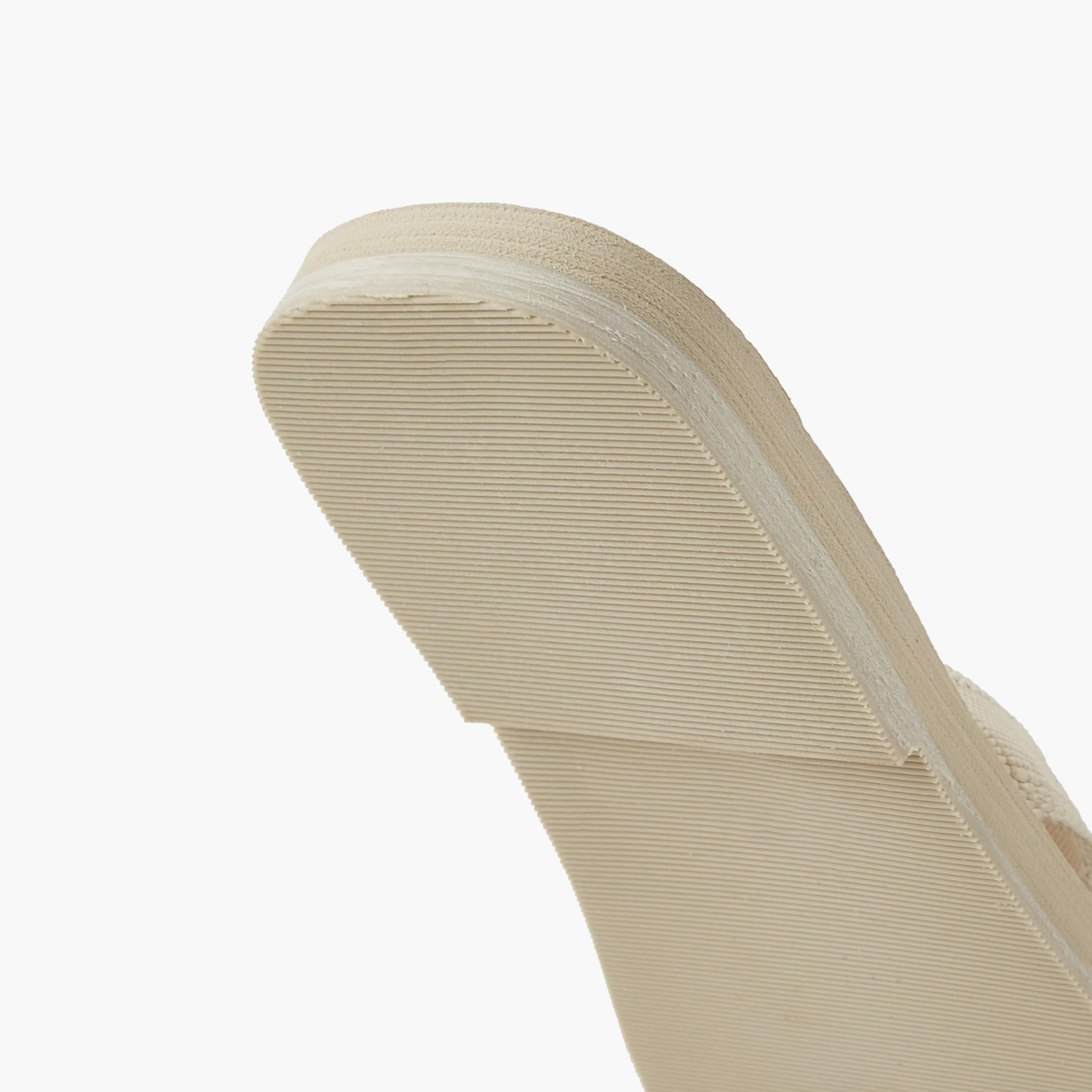 شبشب مونوجرام بارز الملمس للنساء من سيليست-women-shoes-flipflopsandslides-image-5
