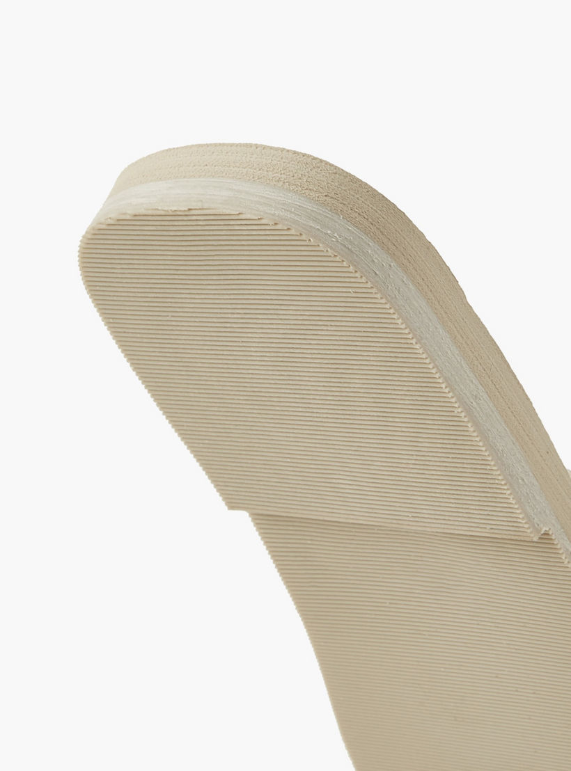 شبشب مونوجرام بارز الملمس للنساء من سيليست-women-shoes-flipflopsandslides-image-5