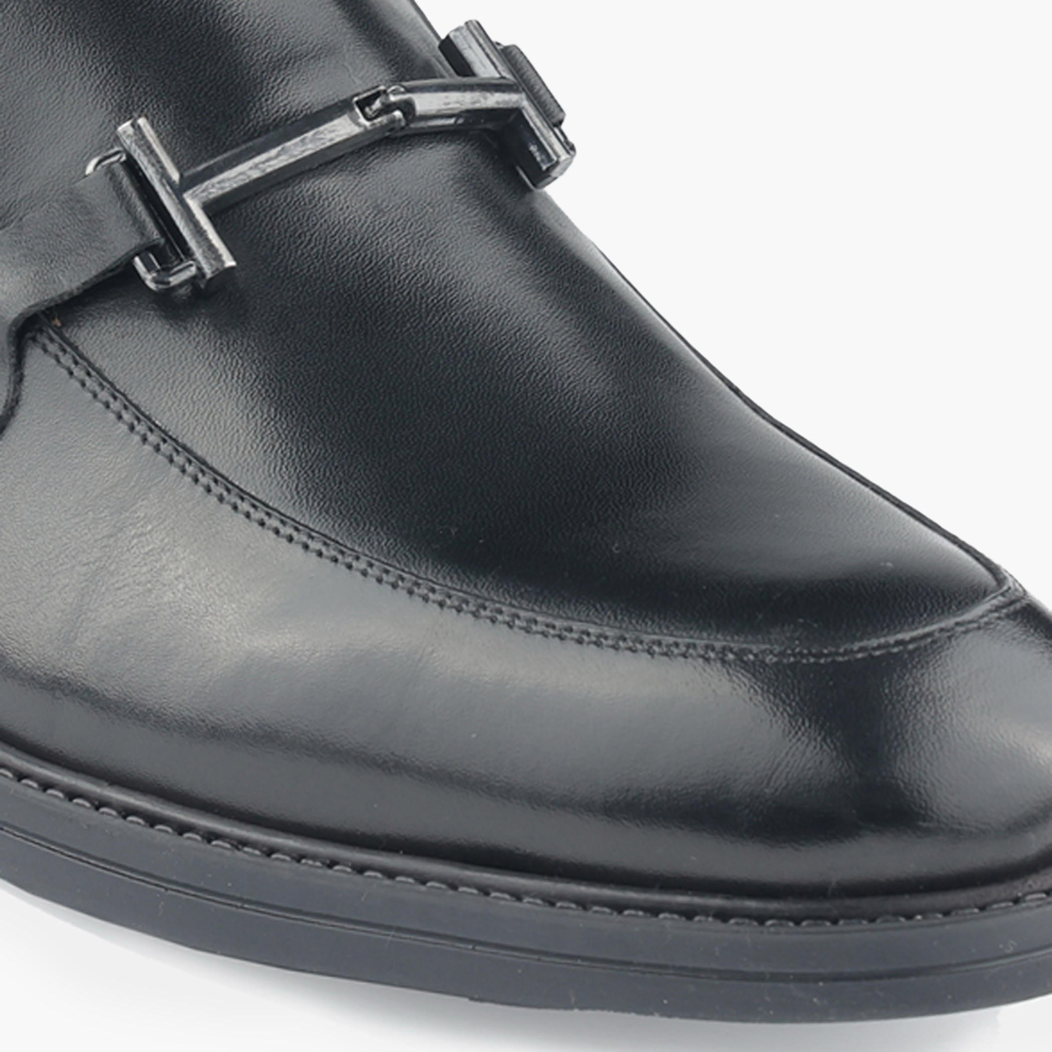 حذاء لوفر دوكيني رجالي من الجلد الطبيعي مع تفاصيل معدنية-men-shoes-loafersandmoccasins-image-4