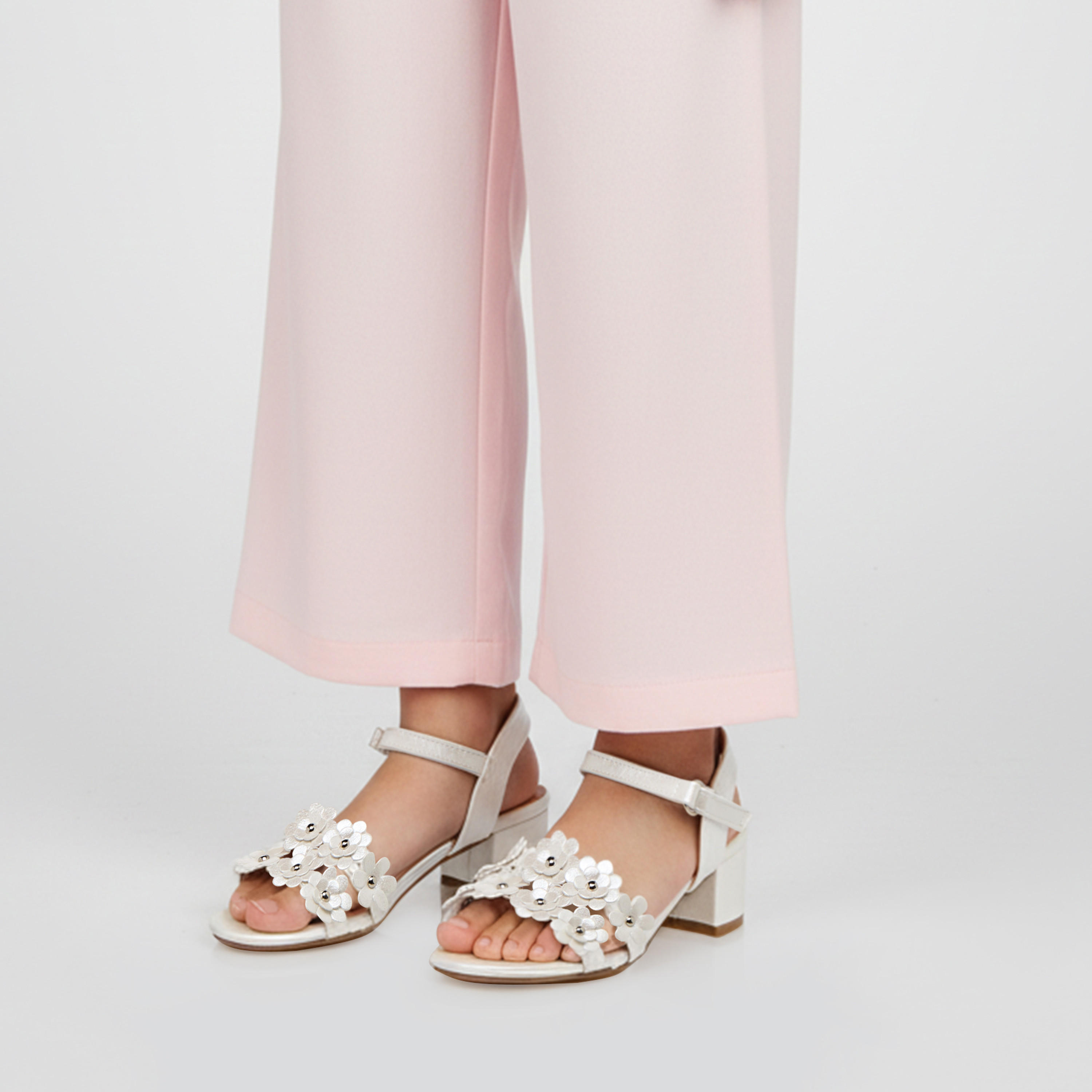 صندل بكعب سميك للبنات من فلورا بيلا-girls-shoes-sandals-image-2