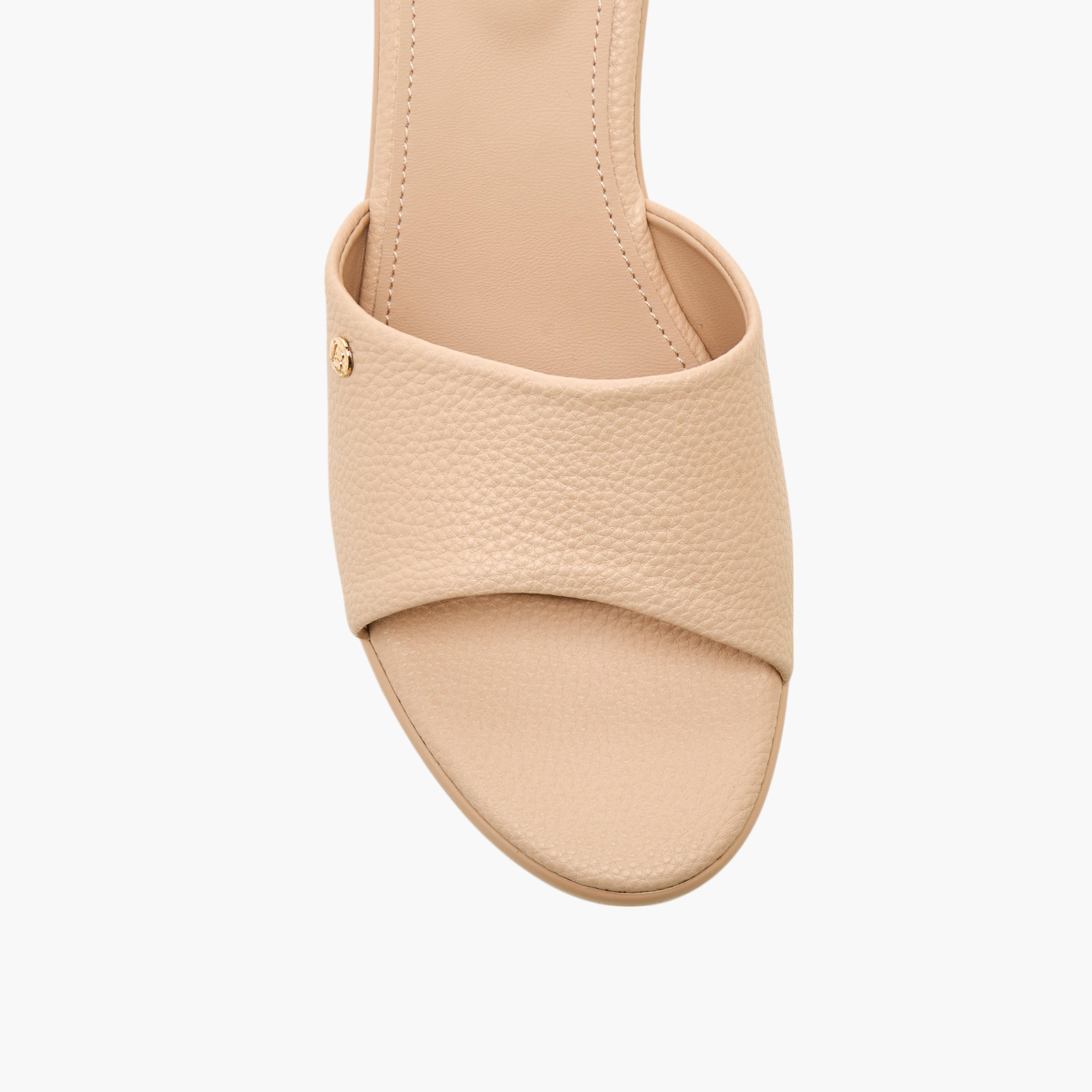 صندل سهل الارتداء بارز الملمس بكعب سميك من فلورا بيلا-women-shoes-sandals-heeled-image-4