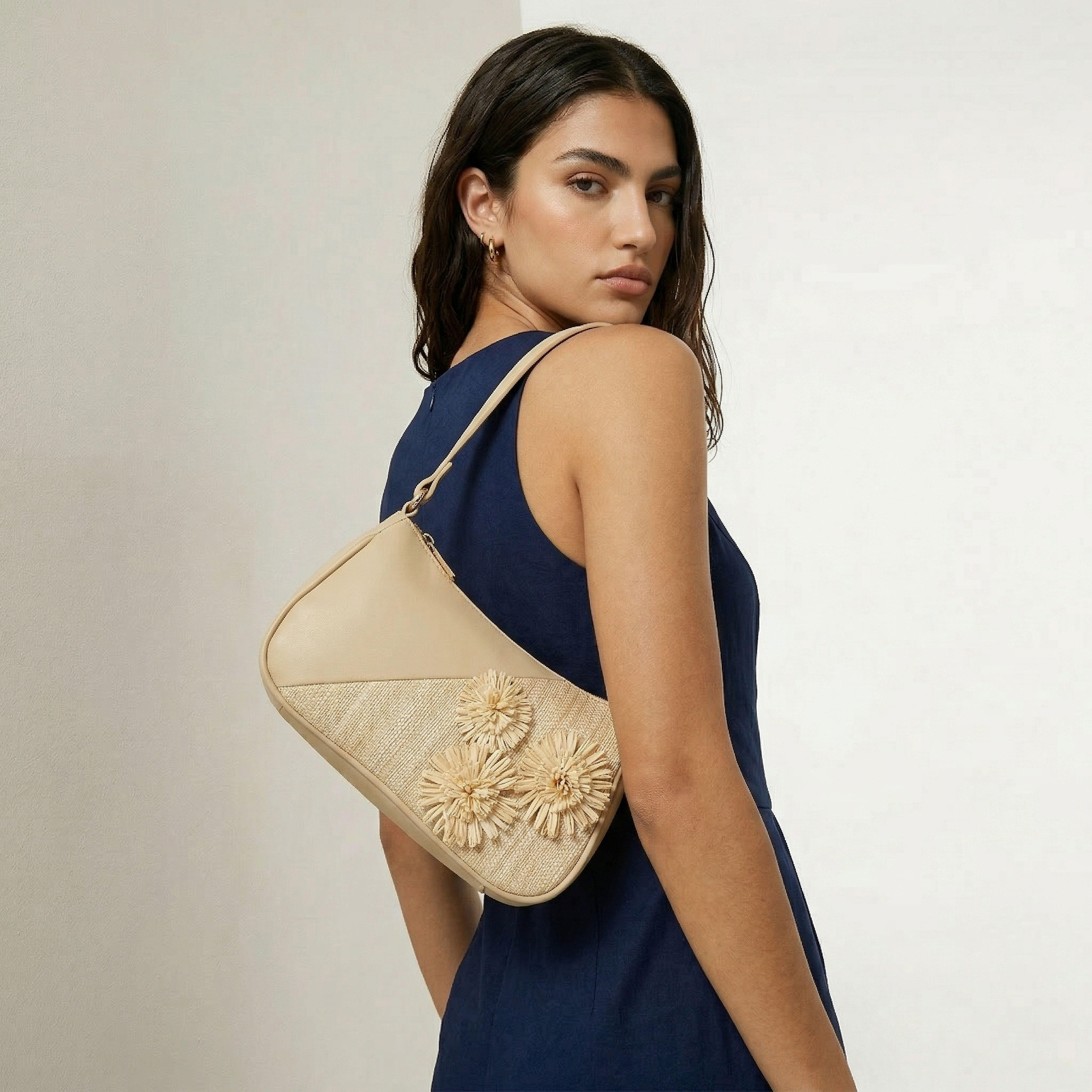 شنطة كتف بزينة ثري دي وسحاب إغلاق من فلورا بيلا-women-bagsandwallets-handbags-image-2