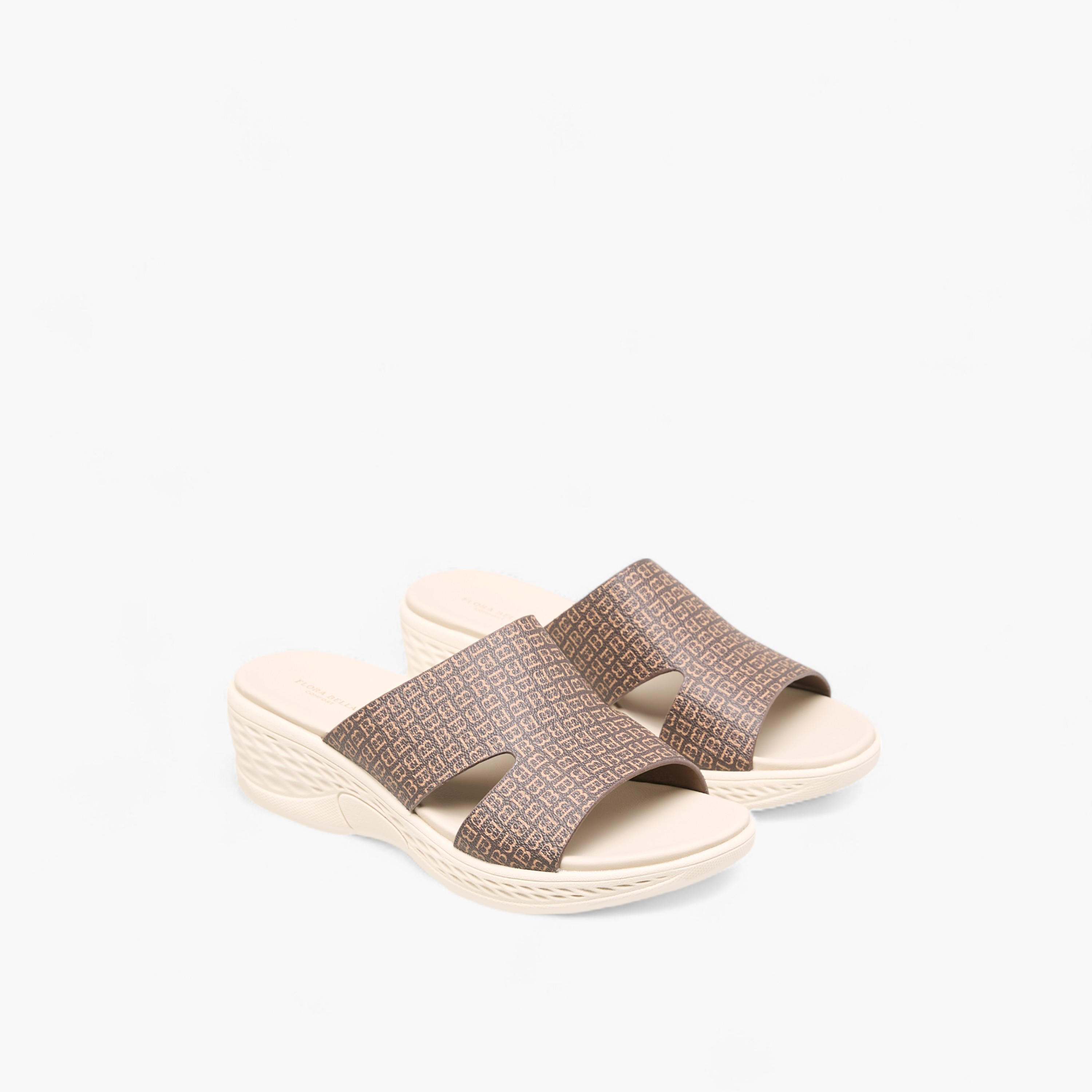صندل سهل الارتداء بطبعات مونوجرام وكعب ويدج من فلورا بيلا-women-shoes-sandals-heeled-image-1