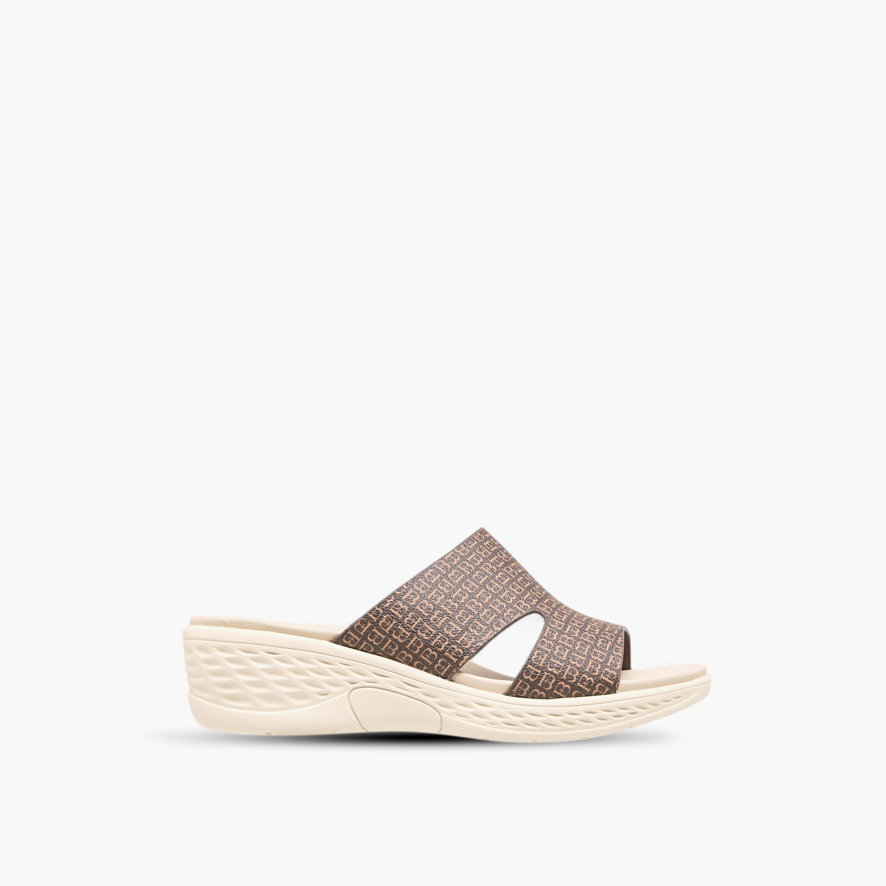 صندل سهل الارتداء بطبعات مونوجرام وكعب ويدج من فلورا بيلا-women-shoes-sandals-heeled-image-3