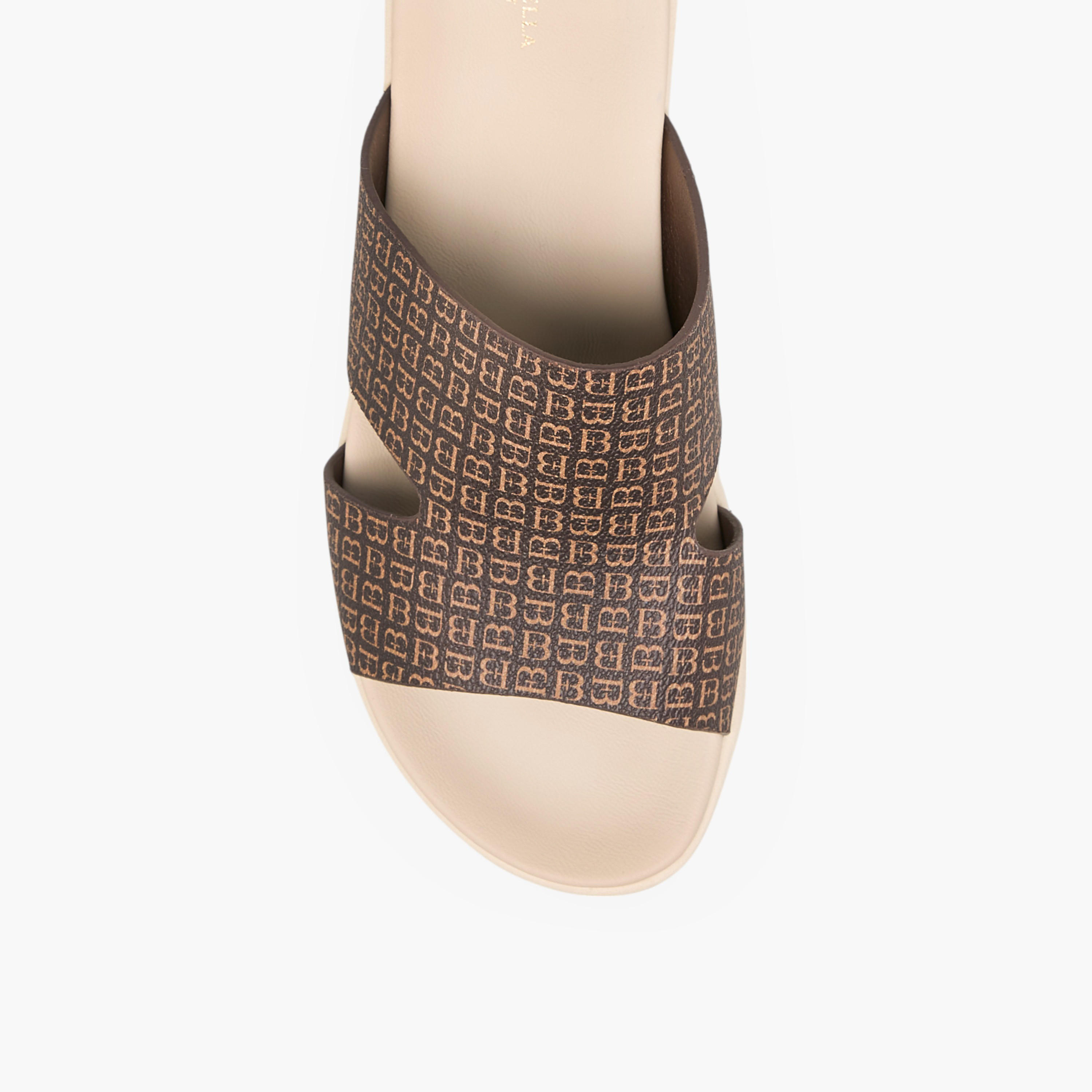 صندل سهل الارتداء بطبعات مونوجرام وكعب ويدج من فلورا بيلا-women-shoes-sandals-heeled-image-4