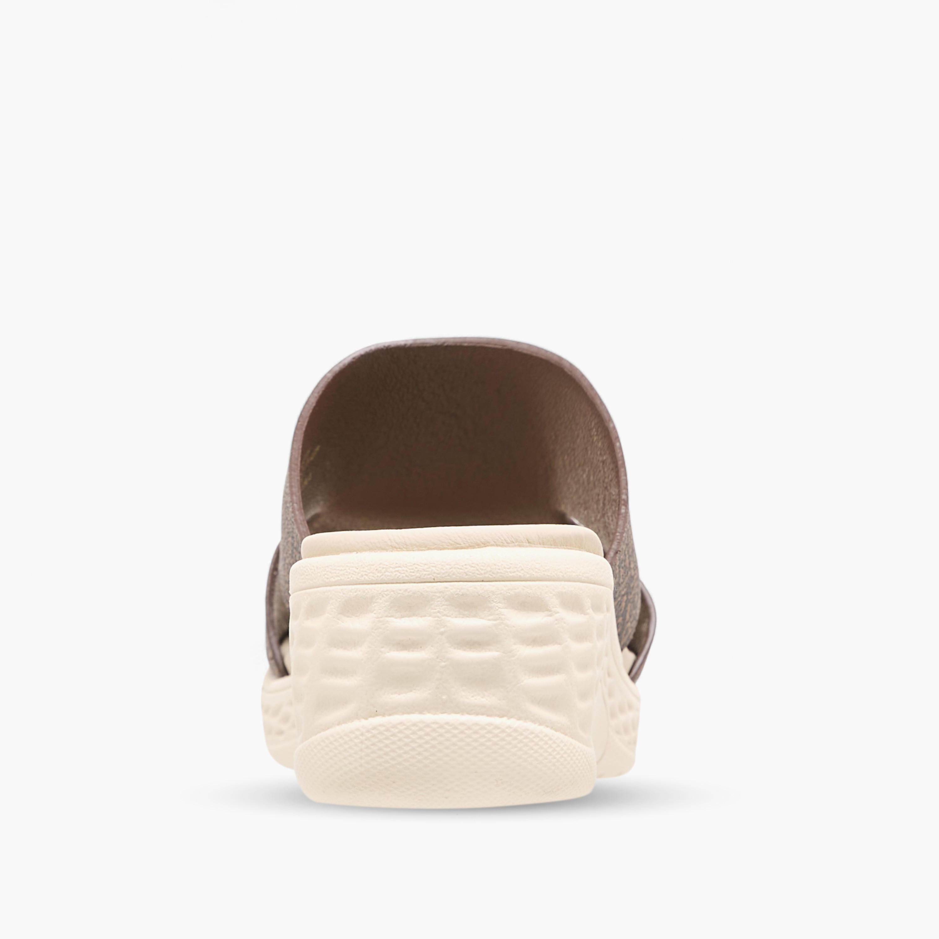 صندل سهل الارتداء بطبعات مونوجرام وكعب ويدج من فلورا بيلا-women-shoes-sandals-heeled-image-5