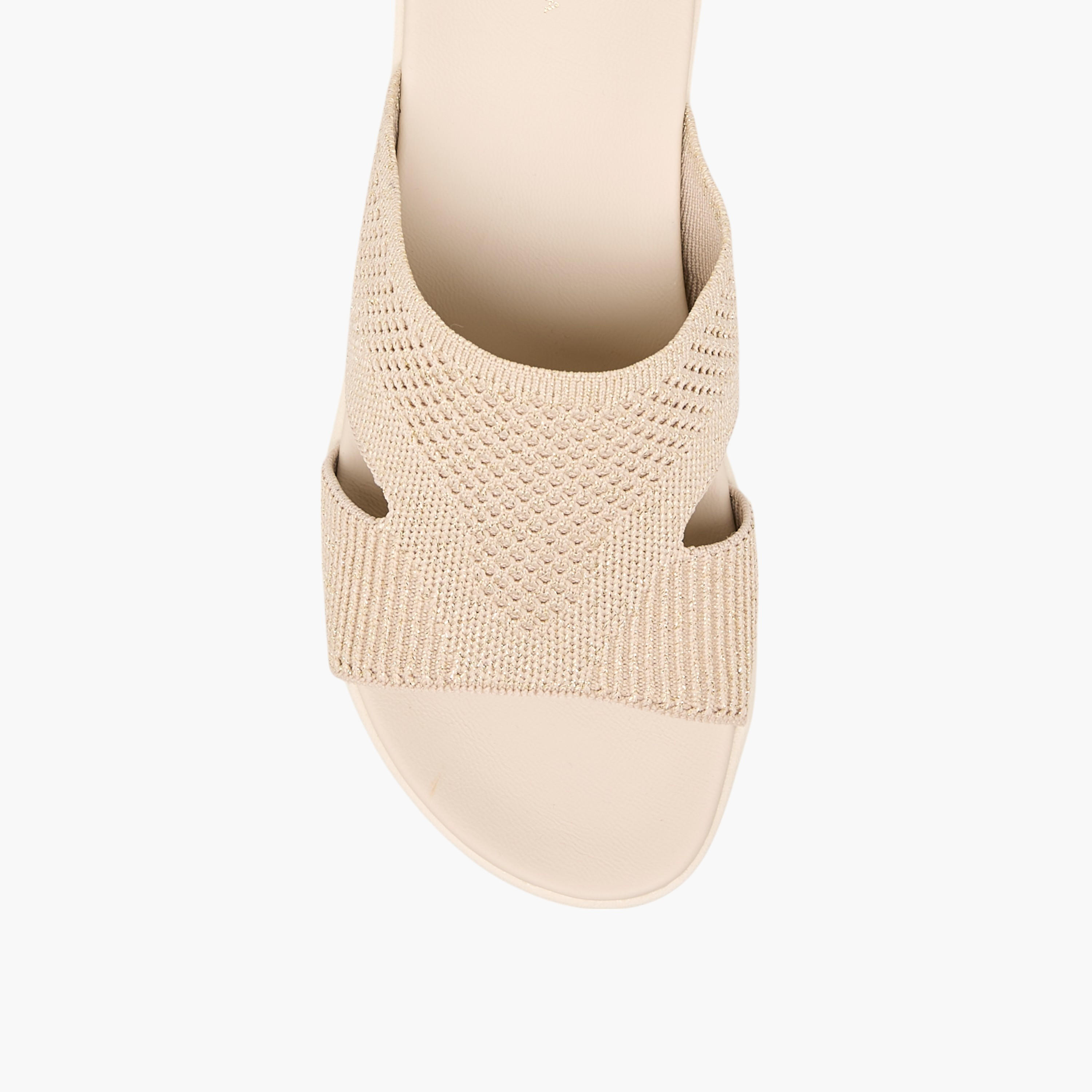 صندل سهل الارتداء وبارز الملمس بكعب ويدج من فلورا بيلا-women-shoes-sandals-heeled-image-4