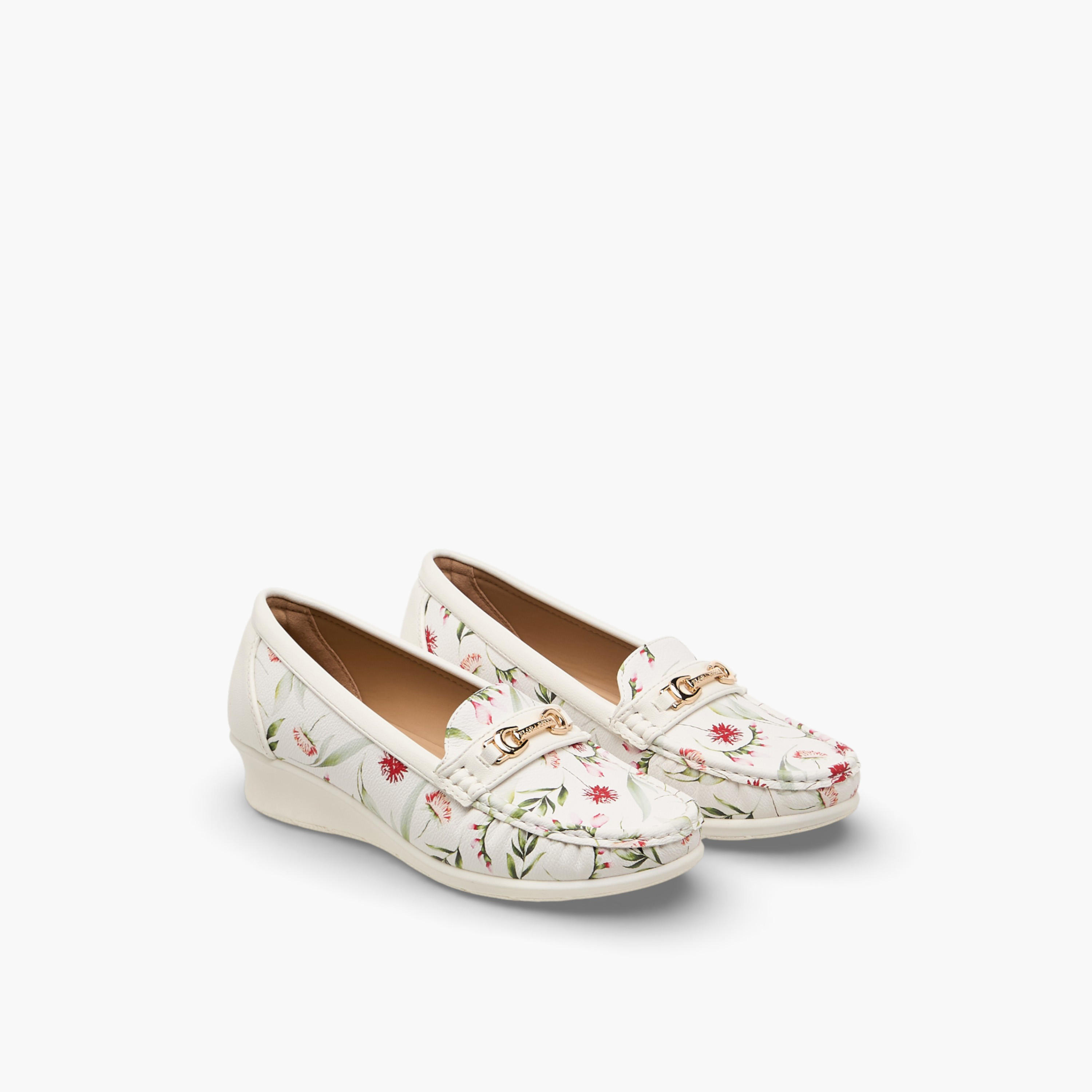 حذاء لوفر بكعب ويدج وطبعات للنساء من فلورا بيلا-women-shoes-flats-loafers-image-1