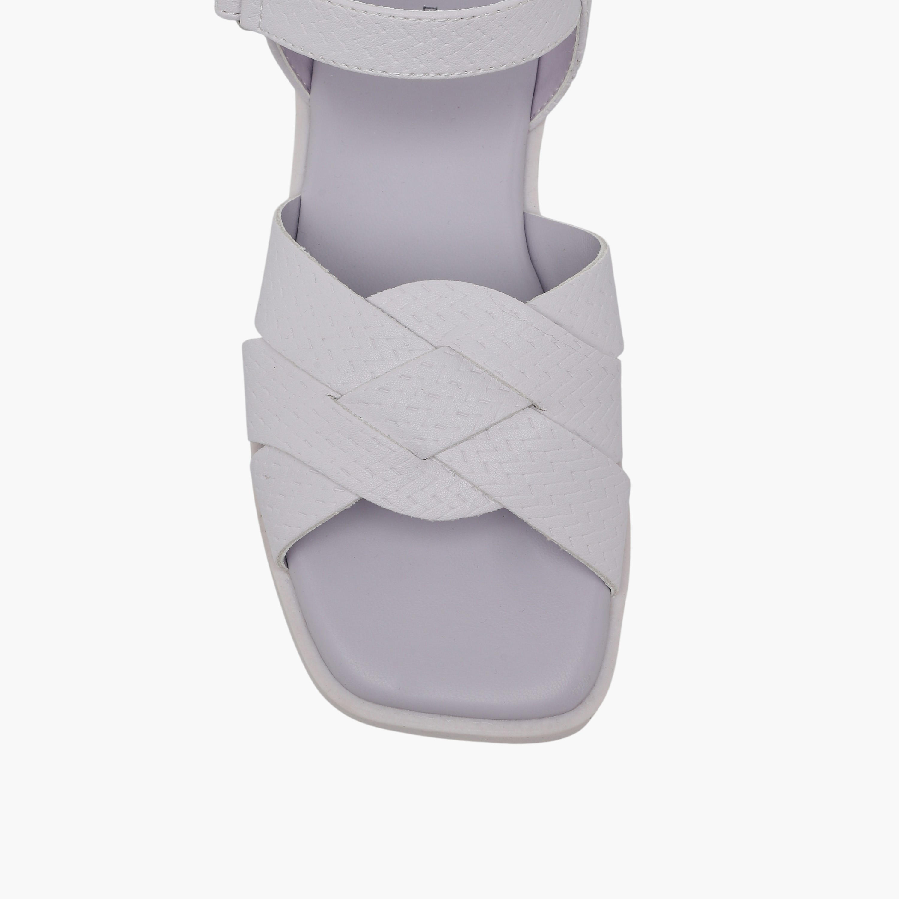 صندل فلورا بارز الملمس بشريط إغلاق لاصق للبنات من فلورا بيلا-girls-shoes-sandals-image-3