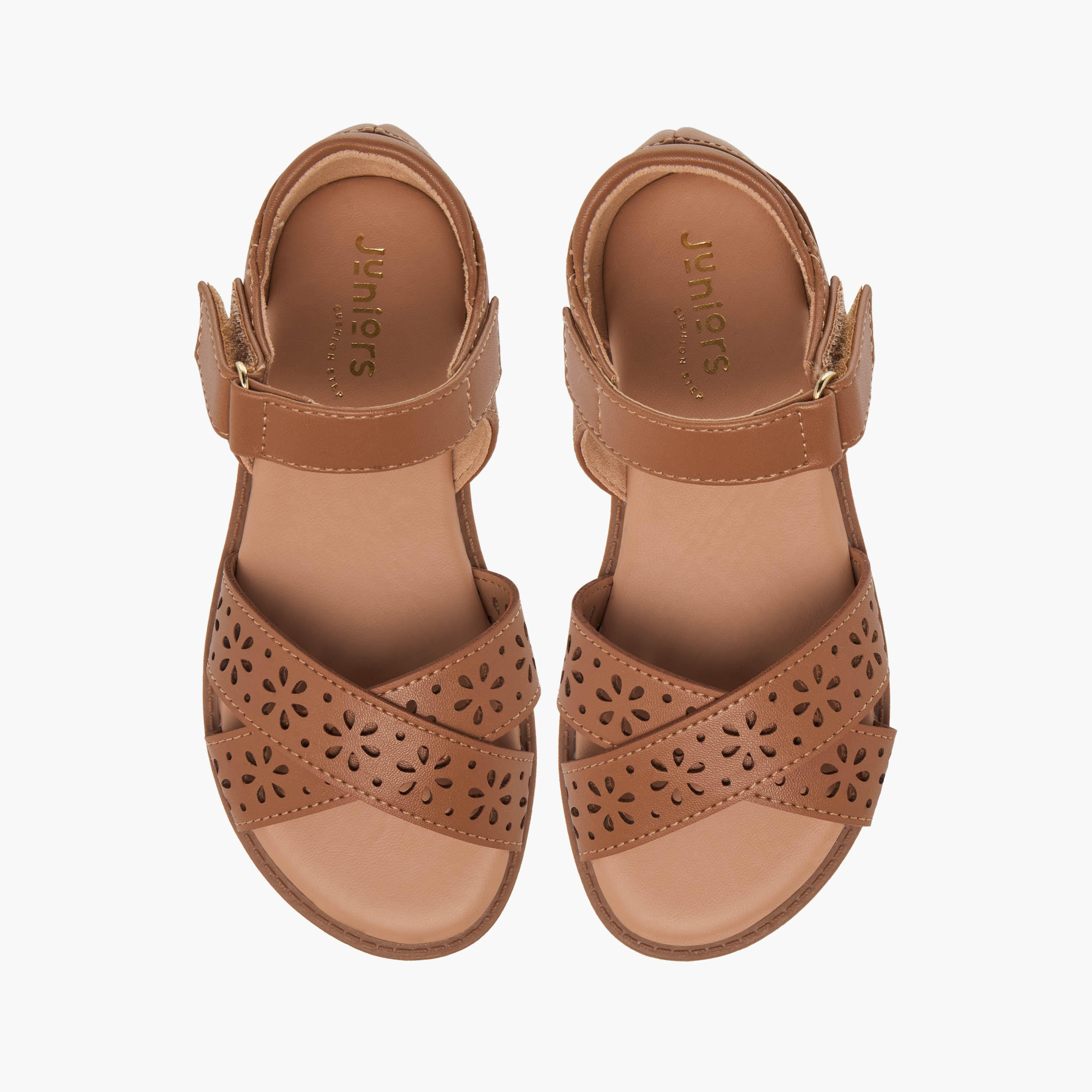 صندل بتفاصيل زهور مفرغة وشريط إغلاق لاصق للبنات من جونيورز-girls-shoes-sandals-image-1