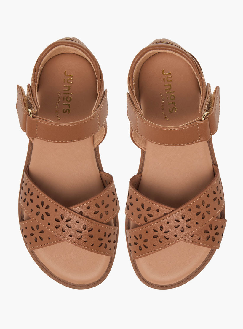 صندل بتفاصيل زهور مفرغة وشريط إغلاق لاصق للبنات من جونيورز-girls-shoes-sandals-image-1