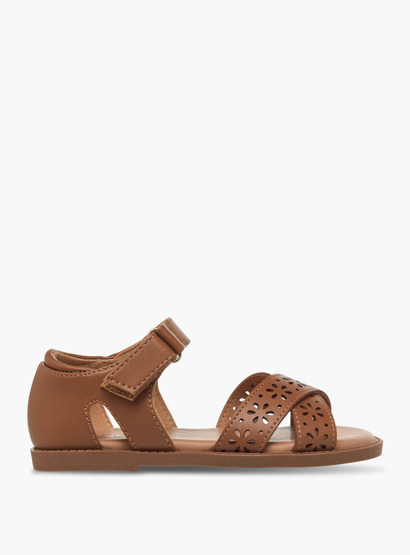 صندل بتفاصيل زهور مفرغة وشريط إغلاق لاصق للبنات من جونيورز-girls-shoes-sandals-image-2