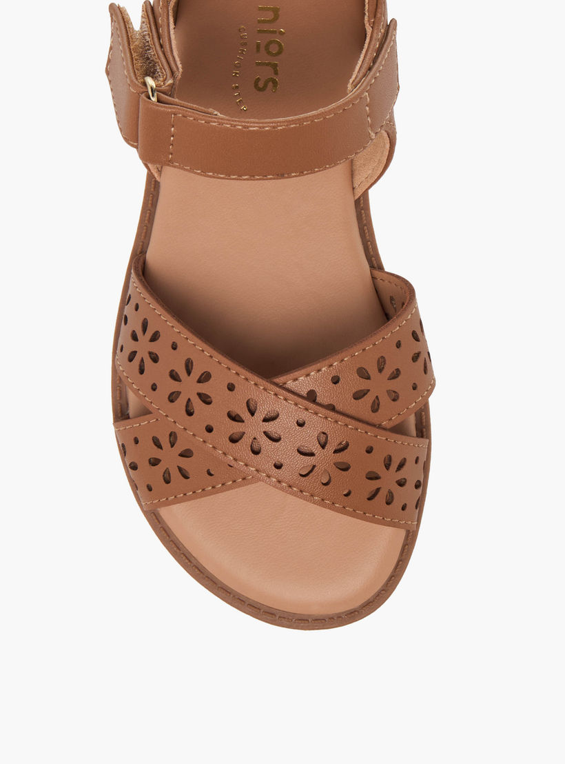 صندل بتفاصيل زهور مفرغة وشريط إغلاق لاصق للبنات من جونيورز-girls-shoes-sandals-image-3