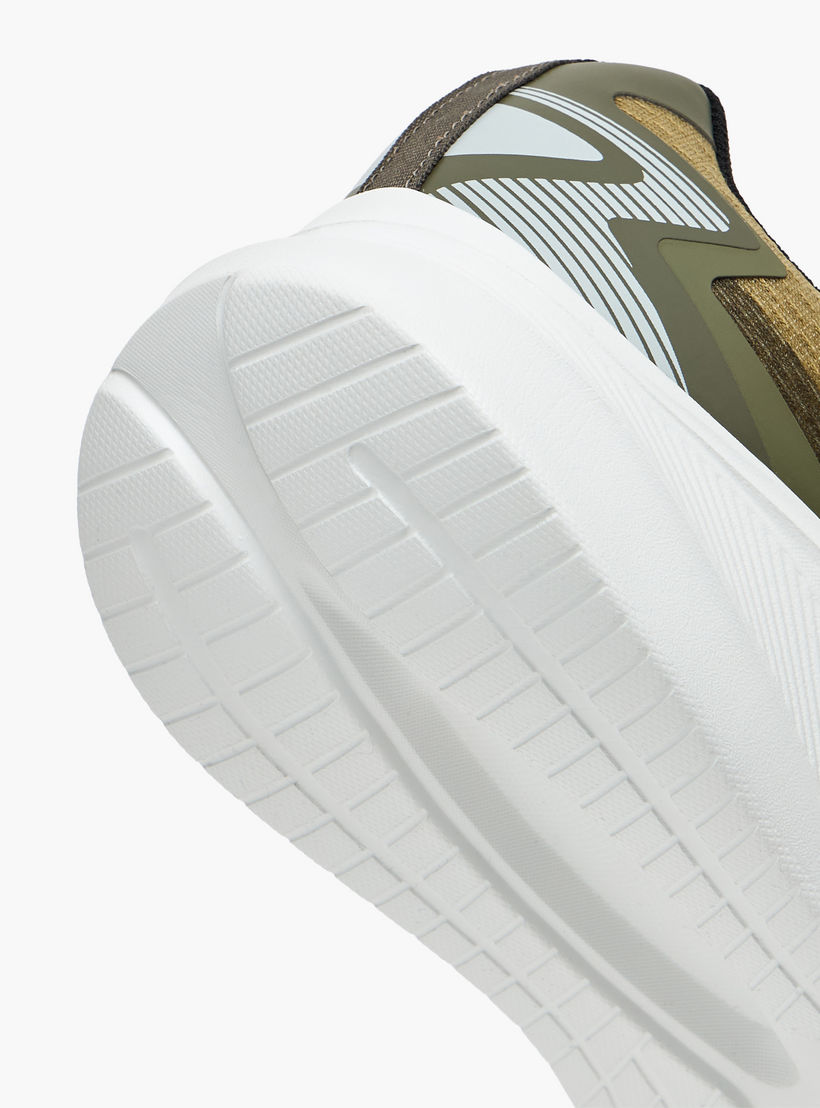 حذاء رياضي برباط إغلاق وطبعات شعار للرجال من كابا-sports-men-shoes-image-5