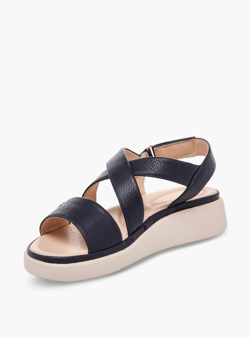 صندل بارز الملمس بأحزمة متقاطعة للنساء من لو كونفورت-women-shoes-sandals-heeled-image-4