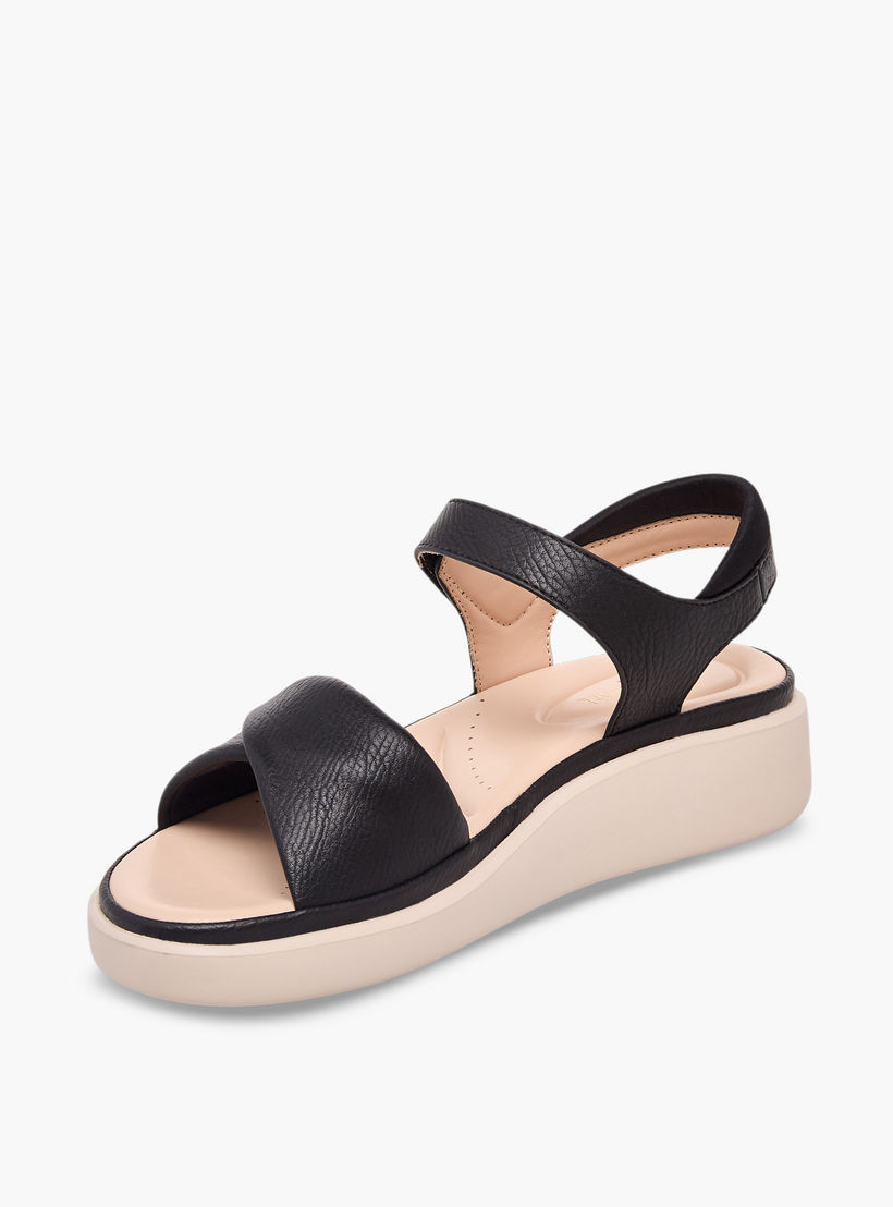 صندل بأحزمة وشريط لاصق من لو كونفورت-women-shoes-flats-sandals-image-4