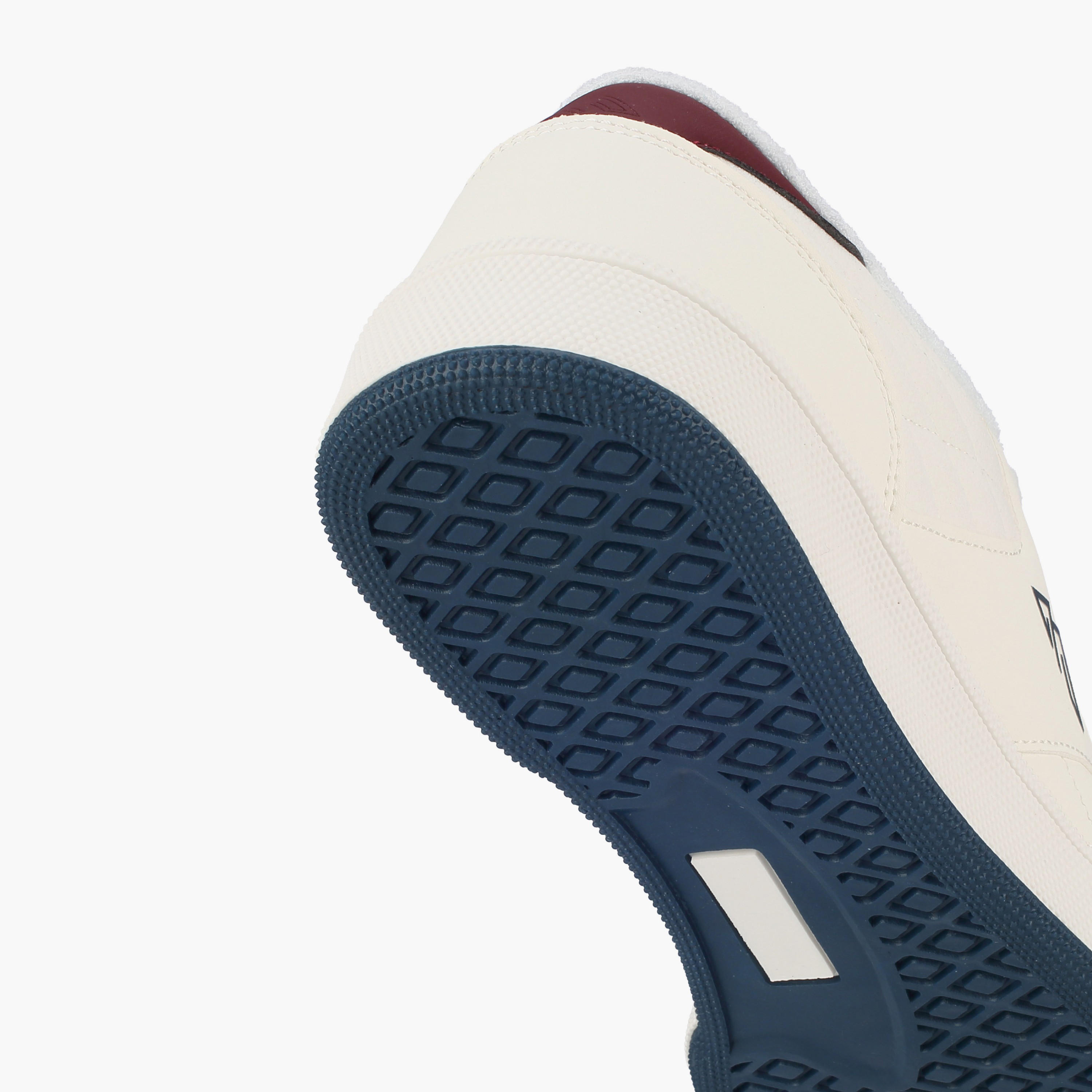 حذاء سنيكرز برباط وطبعات شعار للرجال أوكلام من شو إكسبريس-men-shoes-sneakers-image-5