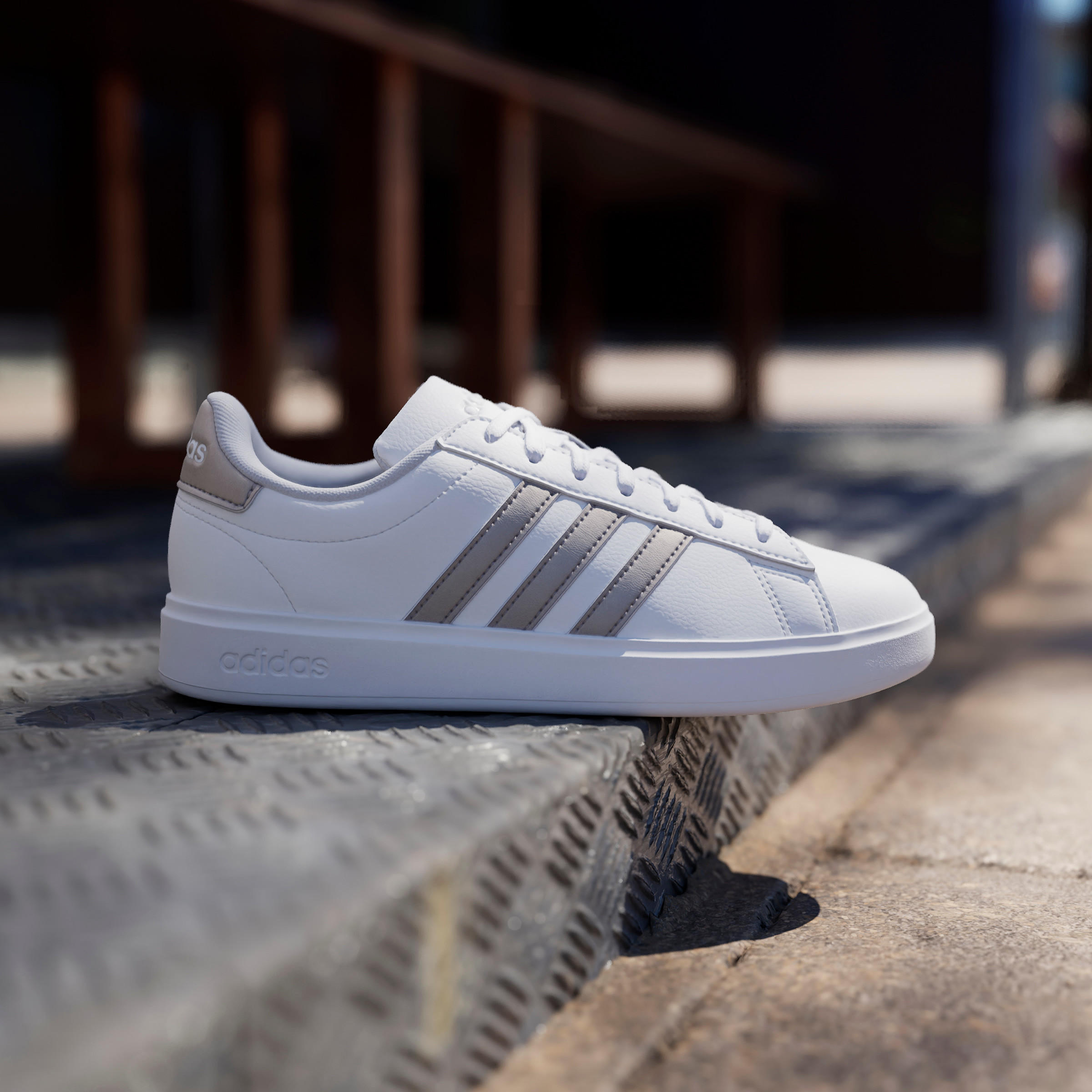 حذاء سنيكرز جراند كورت 2.0 برباط إغلاق للنساء من أديداس - GW9215-women-shoes-sneakers-image-3