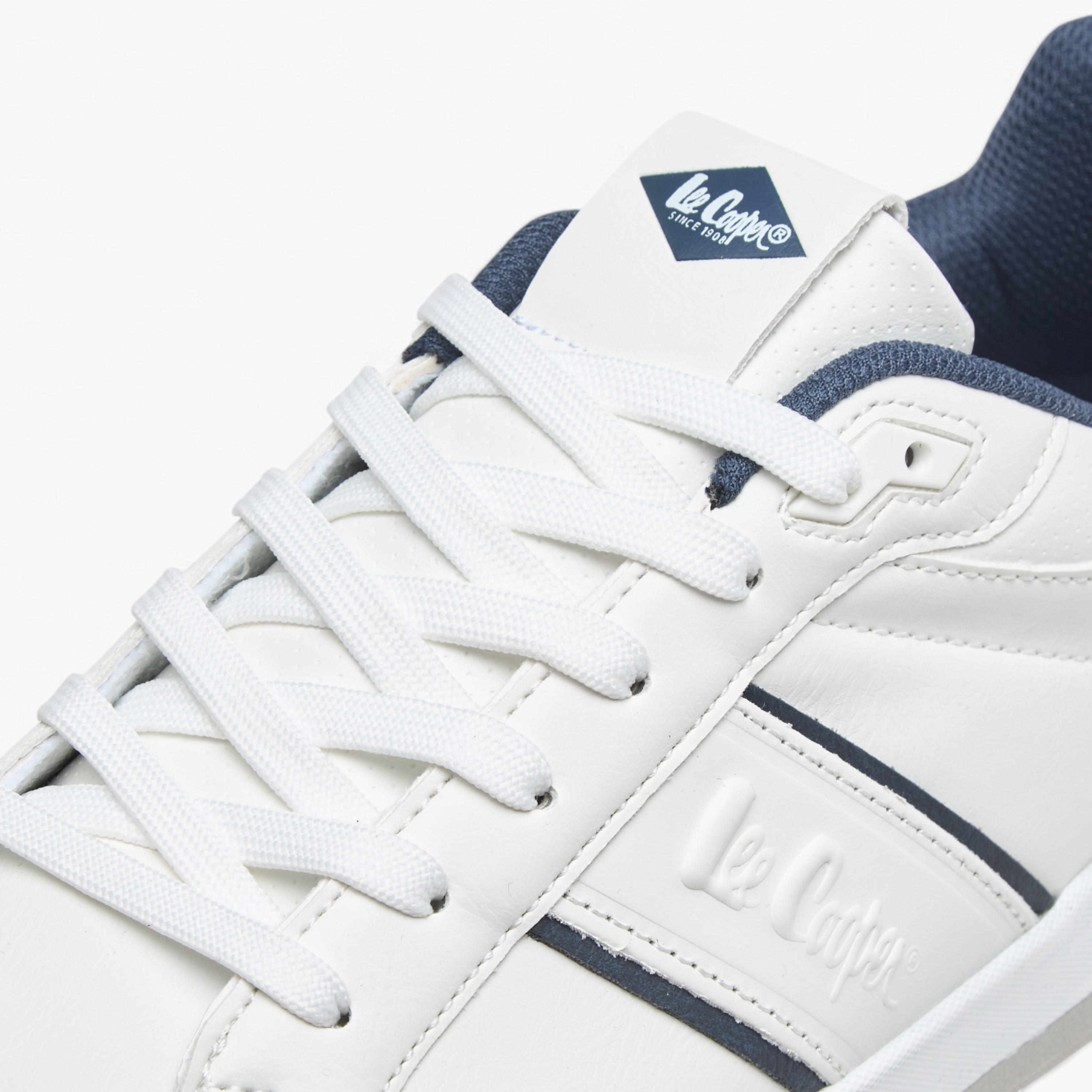 حذاء سنيكرز بتفاصيل شعار وبرباط إغلاق للرجال من لي كوبر-men-shoes-sneakers-image-4