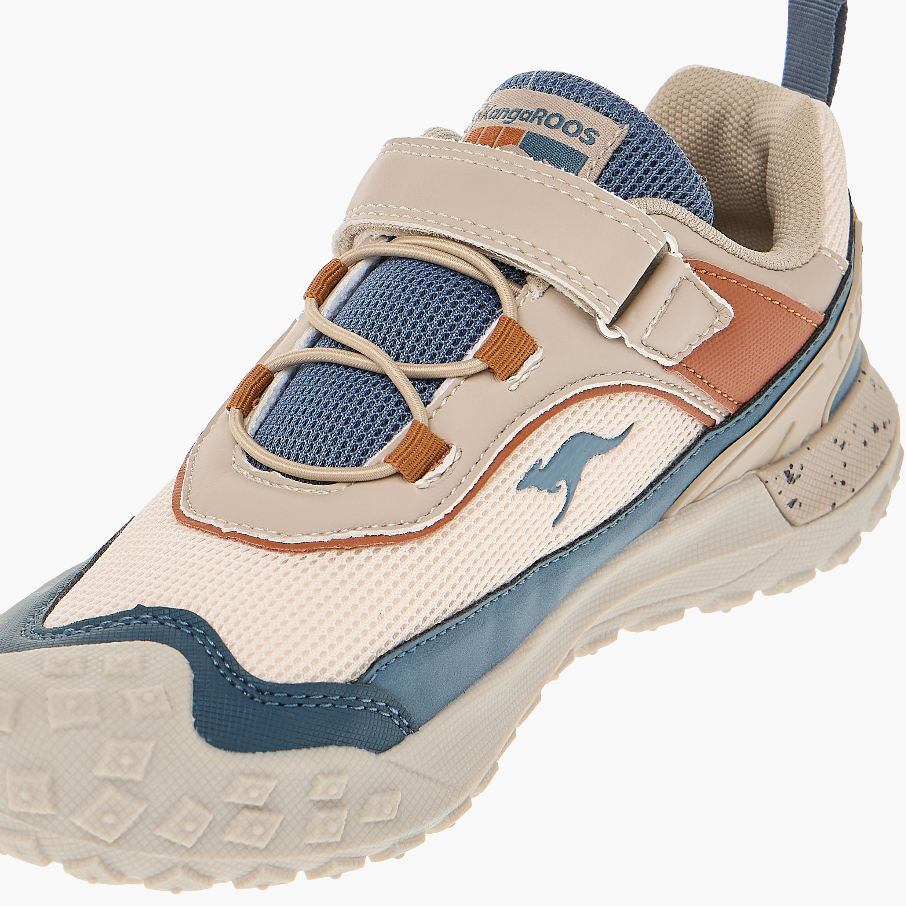 حذاء رياضي بشريط إغلاق وشعار للأولاد من كانجاروس-boys-shoes-schoolshoes-image-4