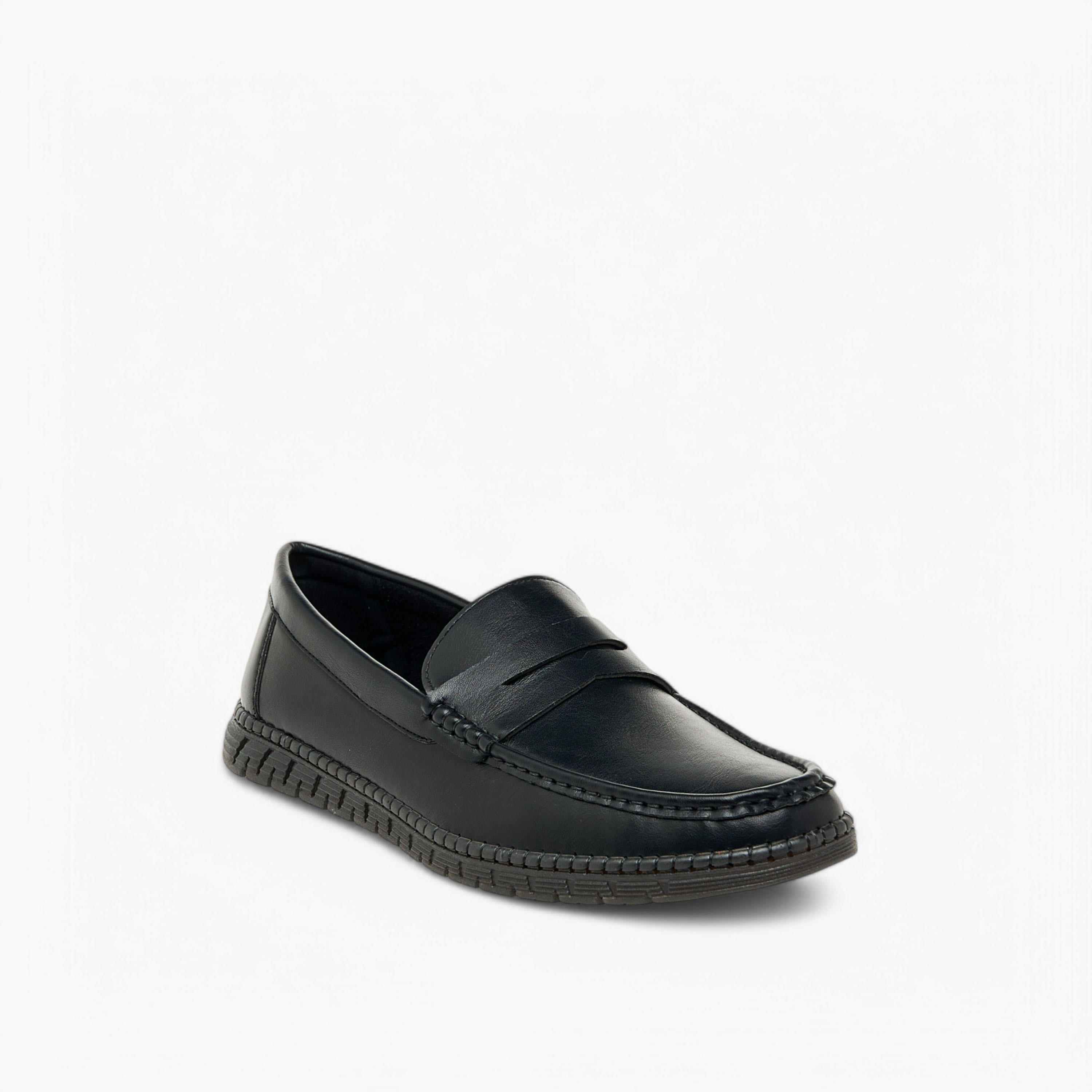 حذاء موكاسين سهل الارتداء بارز الملمس بتفاصيل مفرغة من إل بي إل من شو إكسبرس-men-shoes-formalshoes-image-2