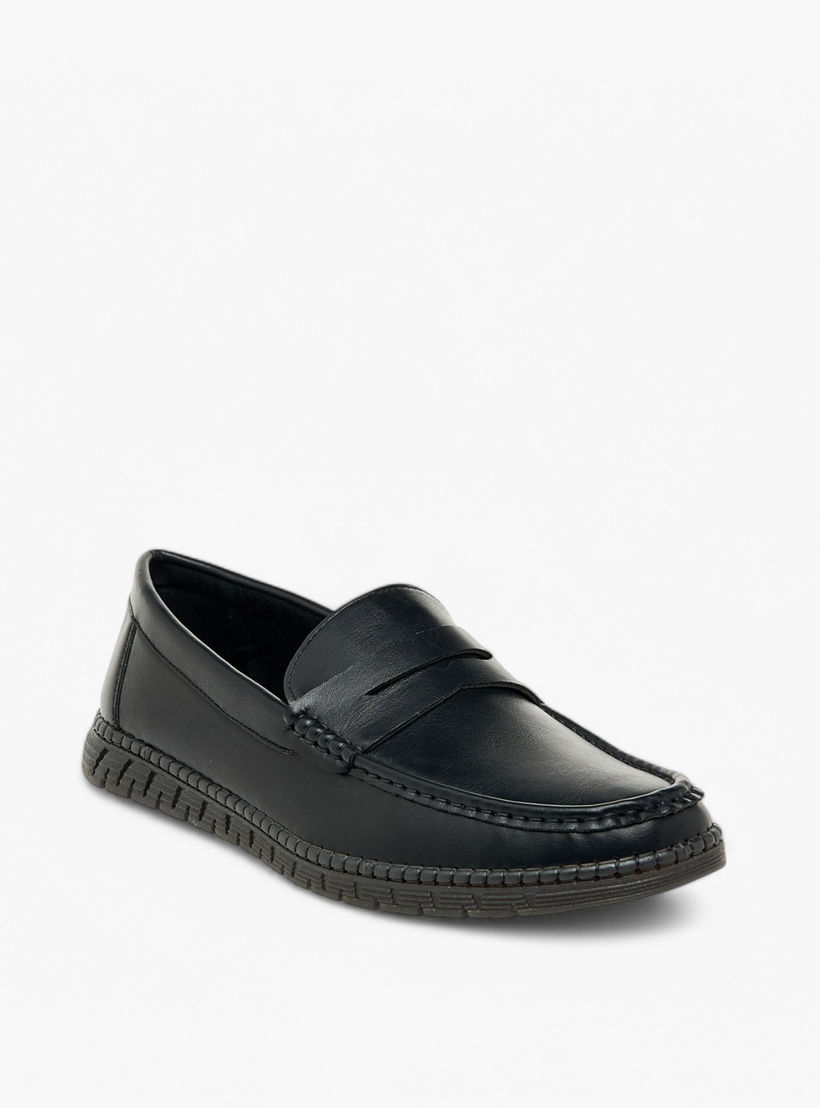 حذاء موكاسين سهل الارتداء بارز الملمس بتفاصيل مفرغة من إل بي إل من شو إكسبرس-men-shoes-formalshoes-image-2